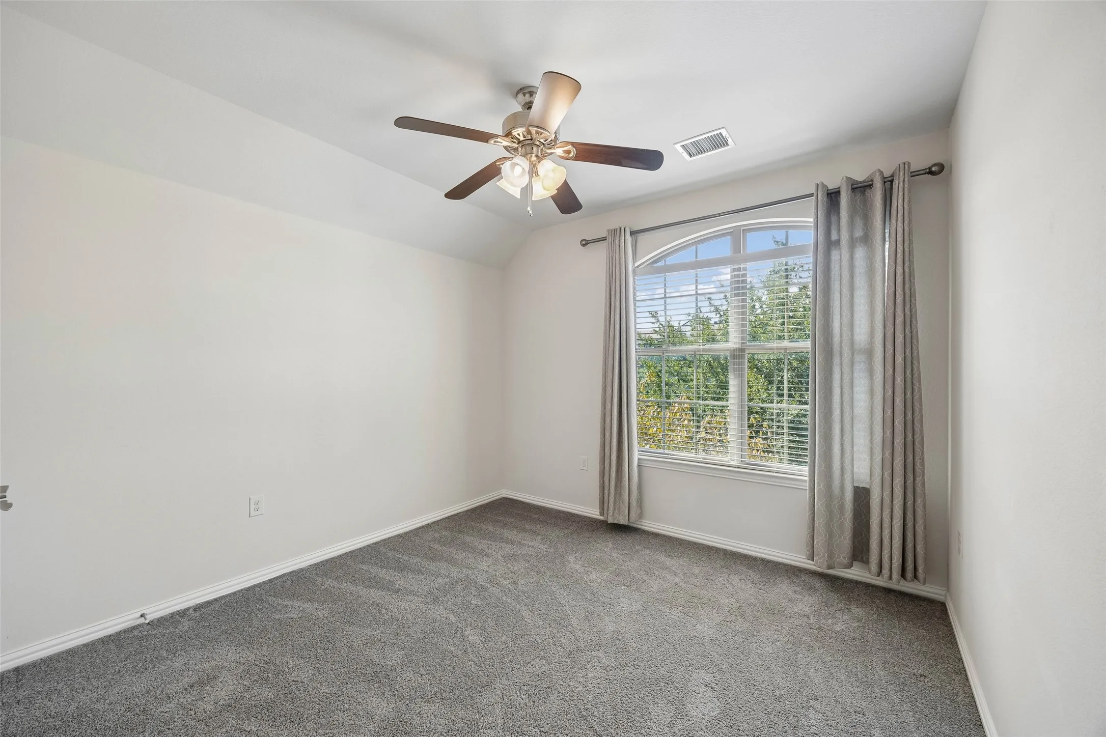 Townhouse For Rent in Tarrant County , 4135 Cascade Sky Drive, Arlington, Texas 76005, 3 Bedroom, 3 Bathroom, 2 Garage spaces, 1,851 Sqft, built in 2014, mls#21409035, Real Estate Agent in Arlington, Homes For Rent in Tarrant county, Homes For Rent in Arlington, Realtor in Arlington Texas, Real Estate Brokerage Independent Realty Texas, Luminita Cordes Realtor