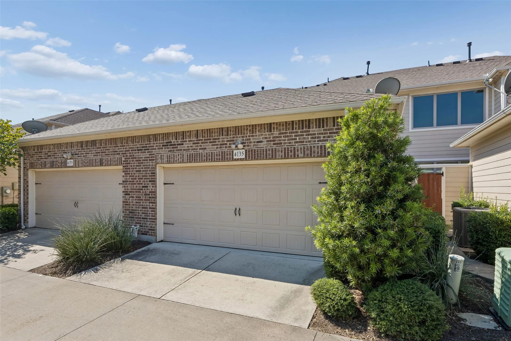 Townhouse For Rent in Tarrant County , 4135 Cascade Sky Drive, Arlington, Texas 76005, 3 Bedroom, 3 Bathroom, 2 Garage spaces, 1,851 Sqft, built in 2014, mls#21409035, Real Estate Agent in Arlington, Homes For Rent in Tarrant county, Homes For Rent in Arlington, Realtor in Arlington Texas, Real Estate Brokerage Independent Realty Texas, Luminita Cordes Realtor