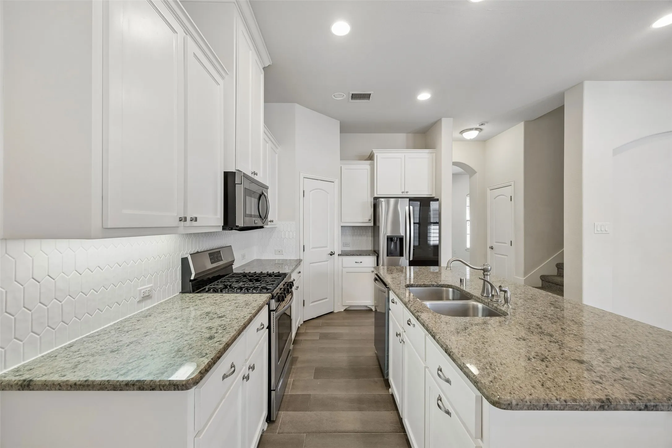 Townhouse For Rent in Tarrant County , 4135 Cascade Sky Drive, Arlington, Texas 76005, 3 Bedroom, 3 Bathroom, 2 Garage spaces, 1,851 Sqft, built in 2014, mls#21409035, Real Estate Agent in Arlington, Homes For Rent in Tarrant county, Homes For Rent in Arlington, Realtor in Arlington Texas, Real Estate Brokerage Independent Realty Texas, Luminita Cordes Realtor