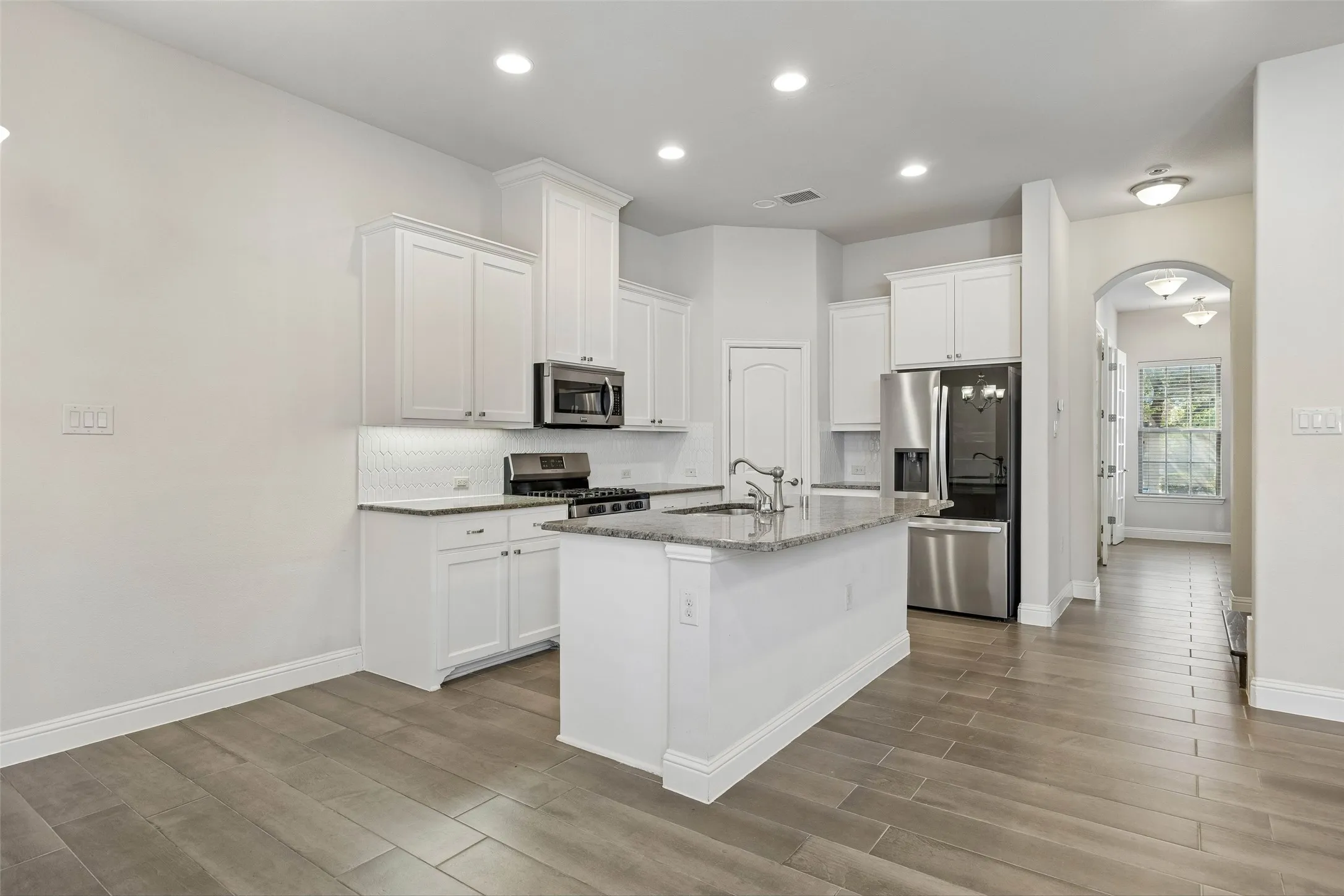 Townhouse For Rent in Tarrant County , 4135 Cascade Sky Drive, Arlington, Texas 76005, 3 Bedroom, 3 Bathroom, 2 Garage spaces, 1,851 Sqft, built in 2014, mls#21409035, Real Estate Agent in Arlington, Homes For Rent in Tarrant county, Homes For Rent in Arlington, Realtor in Arlington Texas, Real Estate Brokerage Independent Realty Texas, Luminita Cordes Realtor