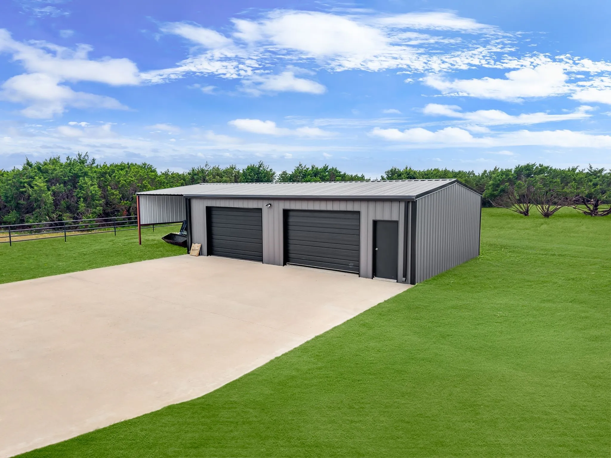 Single Family Residence For Sale in Johnson County , 2145 CR 1227, Cleburne, Texas 76033, 3 Bedroom, 4 Bathroom, 2 Garage spaces, 4,135 Sqft, built in 2021, mls#21411263, Real Estate Agent in Cleburne, Homes For Sale in Johnson county, Homes For Sale in Cleburne, Realtor in Cleburne Texas, Real Estate Brokerage Independent Realty Texas, Luminita Cordes Realtor