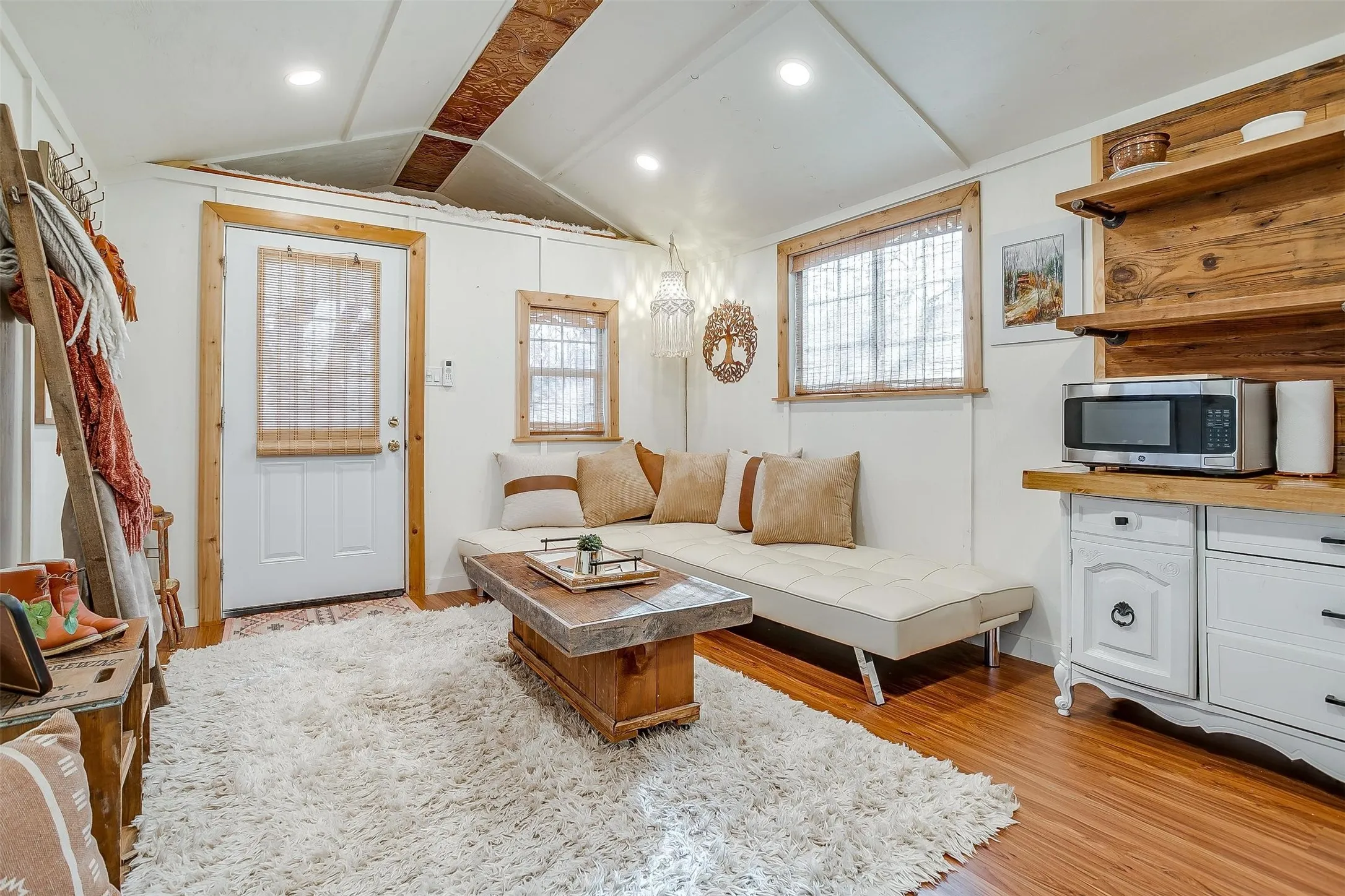 Apartment For Rent in Johnson County , 1809 Whispering Oaks Street B, Burleson, Texas 76028, 1 Bedroom, 1 Bathroom, Garage spaces, 288 Sqft, built in 2022, mls#21411302, Real Estate Agent in Burleson, Homes For Rent in Johnson county, Homes For Rent in Burleson, Realtor in Burleson Texas, Real Estate Brokerage Independent Realty Texas, Luminita Cordes Realtor