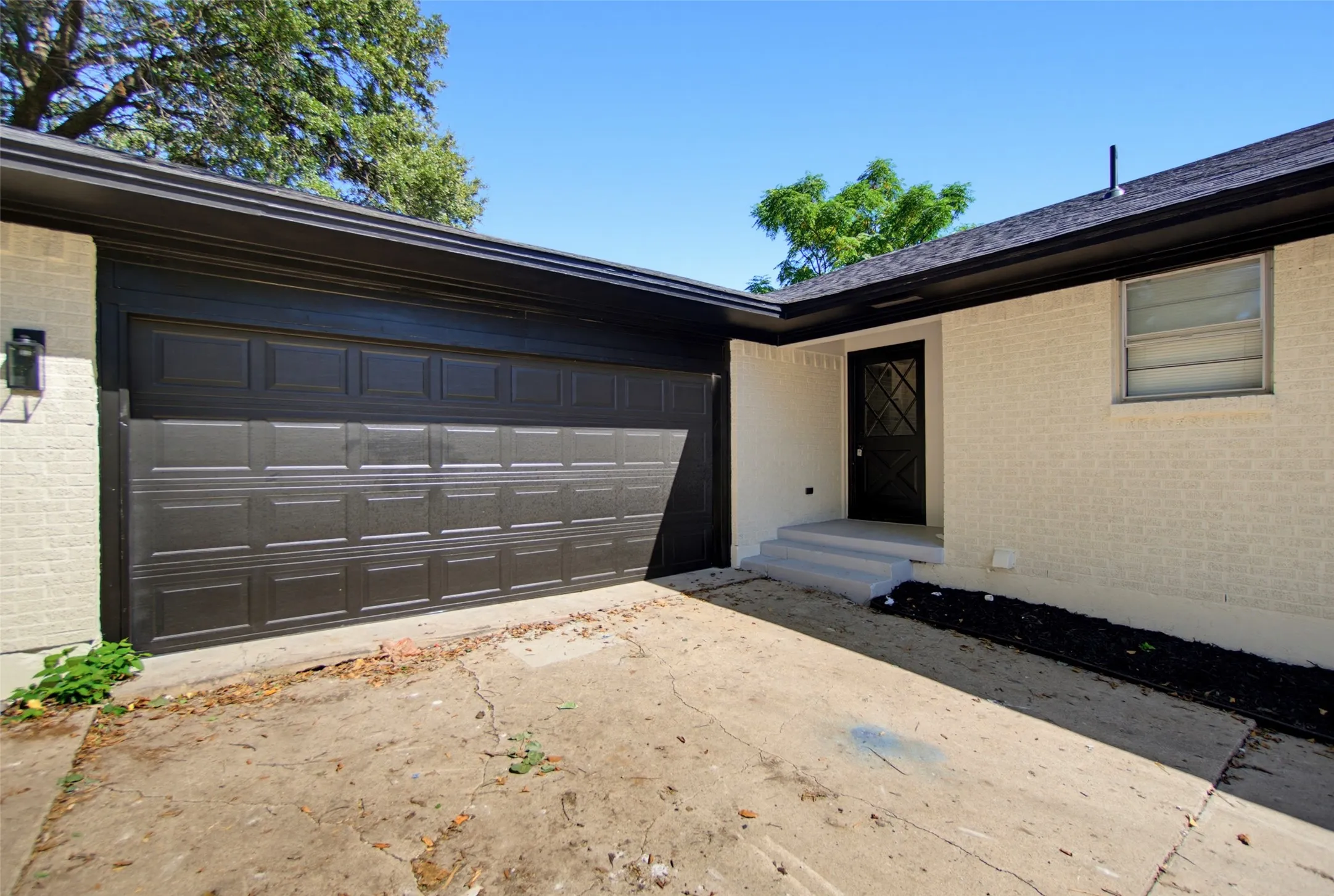 Single Family Residence For Sale in Dallas County , 3049 Latham Drive, Dallas, Texas 75229, 3 Bedroom, 2 Bathroom, 2 Garage spaces, 1,320 Sqft, built in 1956, mls#21411297, Real Estate Agent in Dallas, Homes For Sale in Dallas county, Homes For Sale in Dallas, Realtor in Dallas Texas, Real Estate Brokerage Independent Realty Texas, Luminita Cordes Realtor