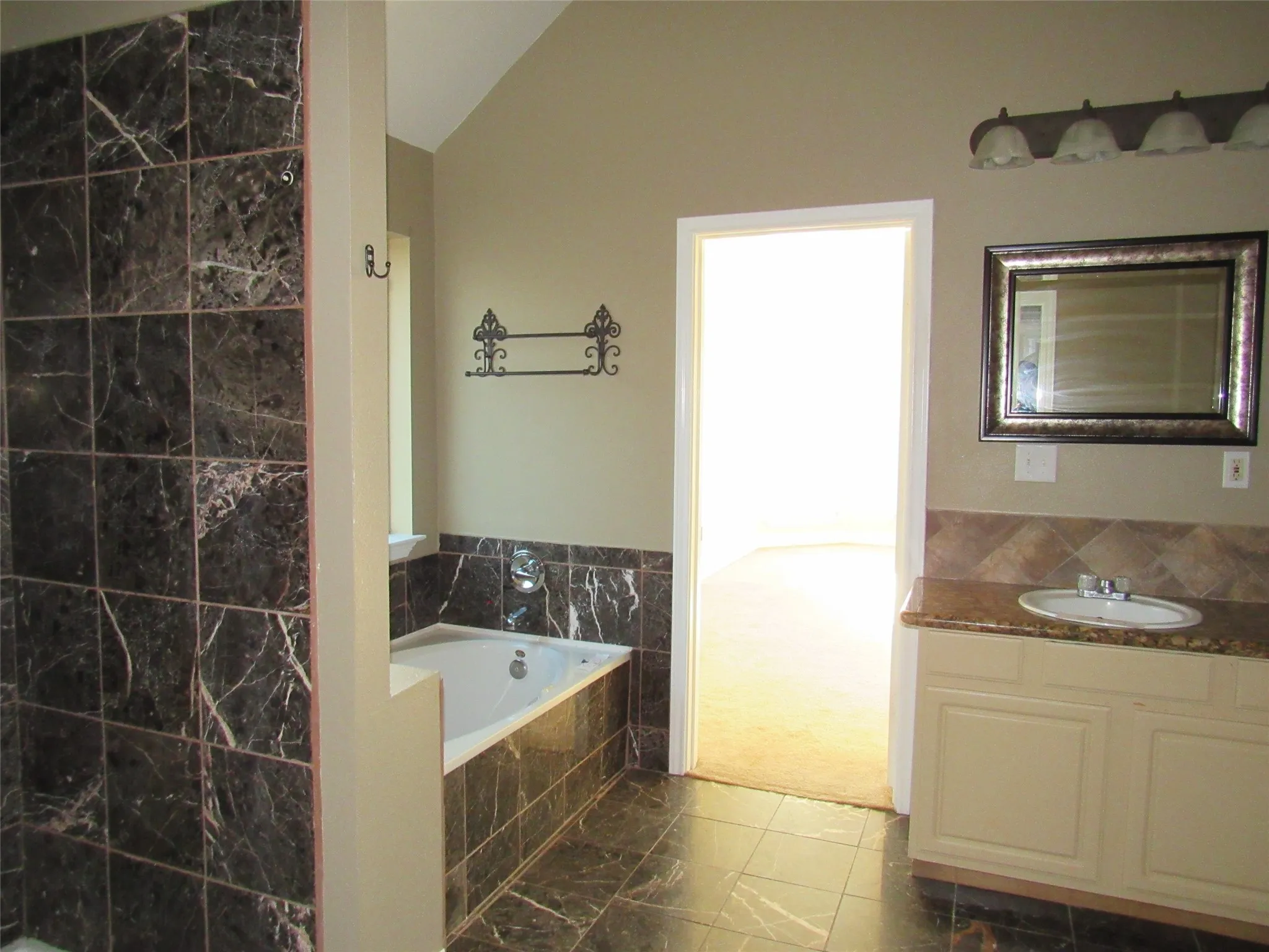 Single Family Residence For Sale in Hill County , 39220 Shadow Ridge Drive, Whitney, Texas 76692, 3 Bedroom, 3 Bathroom, 2 Garage spaces, 2,268 Sqft, built in 2006, mls#21411315, Real Estate Agent in Whitney, Homes For Sale in Hill county, Homes For Sale in Whitney, Realtor in Whitney Texas, Real Estate Brokerage Independent Realty Texas, Luminita Cordes Realtor
