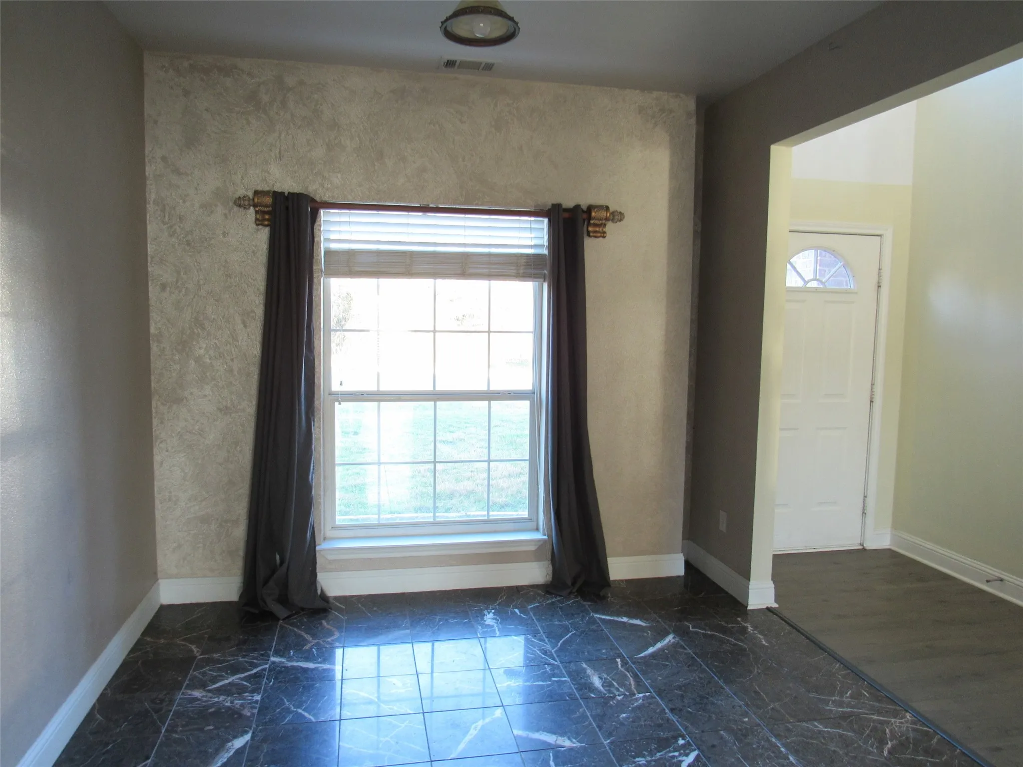 Single Family Residence For Sale in Hill County , 39220 Shadow Ridge Drive, Whitney, Texas 76692, 3 Bedroom, 3 Bathroom, 2 Garage spaces, 2,268 Sqft, built in 2006, mls#21411315, Real Estate Agent in Whitney, Homes For Sale in Hill county, Homes For Sale in Whitney, Realtor in Whitney Texas, Real Estate Brokerage Independent Realty Texas, Luminita Cordes Realtor