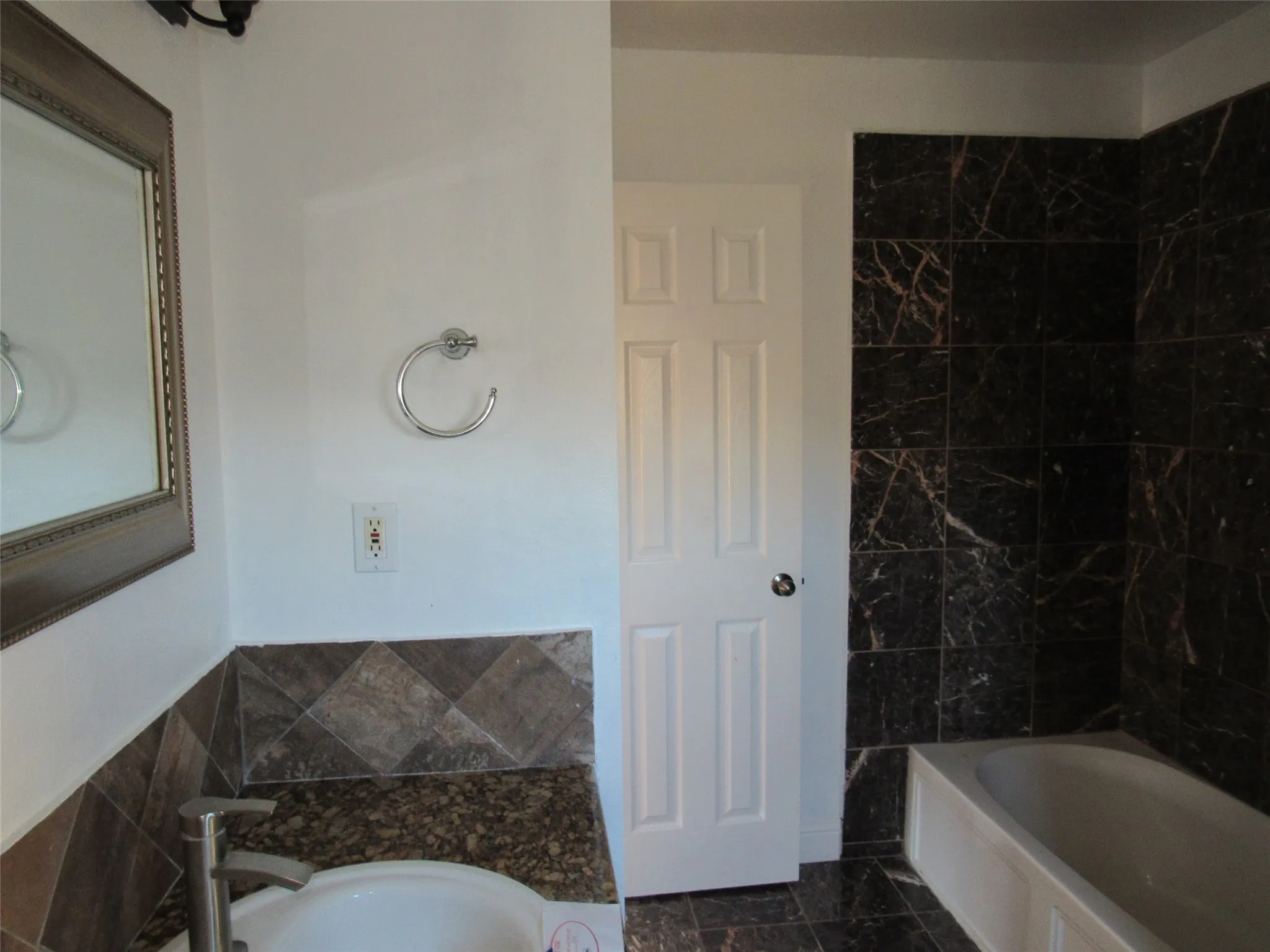 Single Family Residence For Sale in Hill County , 39220 Shadow Ridge Drive, Whitney, Texas 76692, 3 Bedroom, 3 Bathroom, 2 Garage spaces, 2,268 Sqft, built in 2006, mls#21411315, Real Estate Agent in Whitney, Homes For Sale in Hill county, Homes For Sale in Whitney, Realtor in Whitney Texas, Real Estate Brokerage Independent Realty Texas, Luminita Cordes Realtor