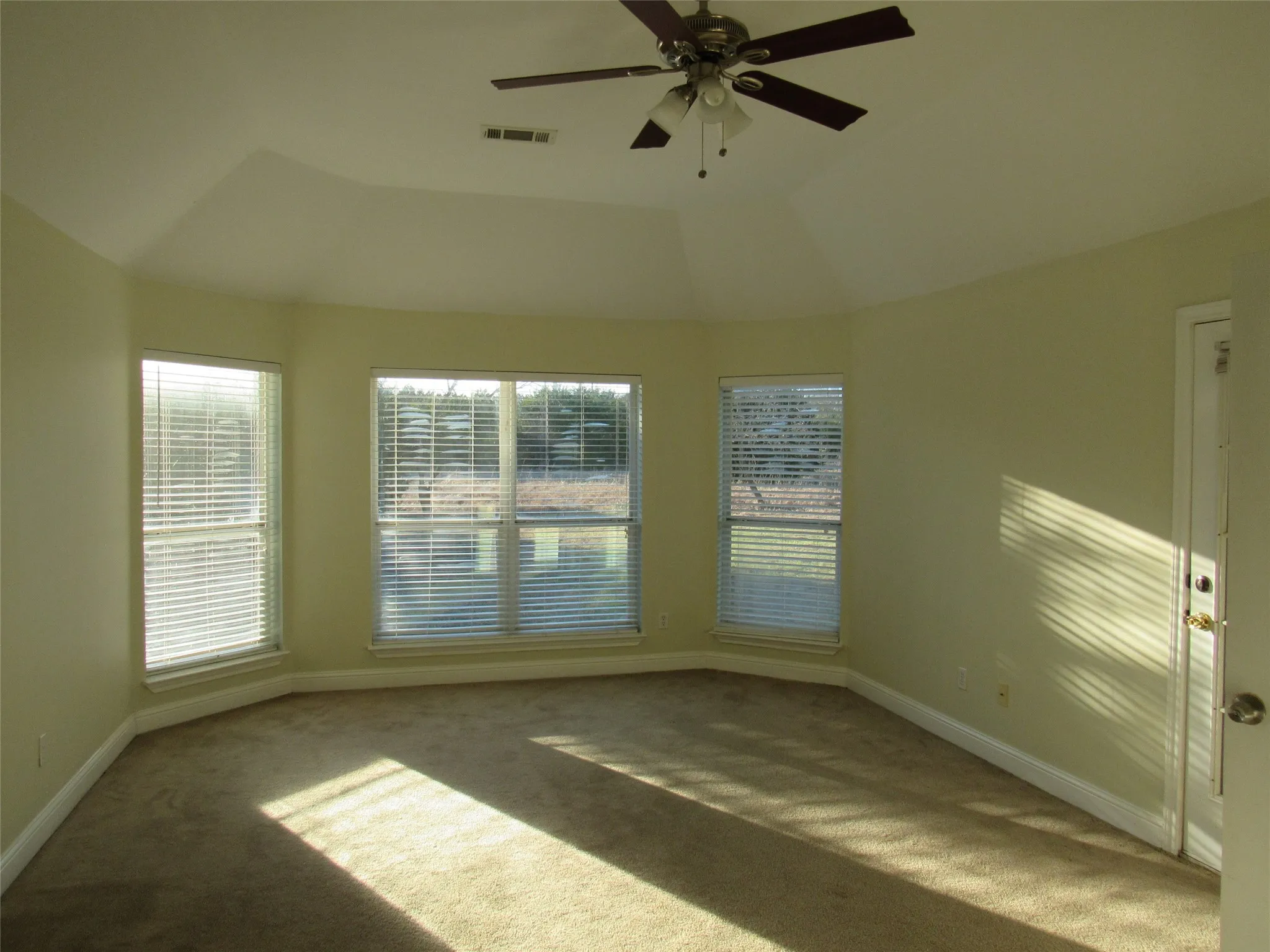 Single Family Residence For Sale in Hill County , 39220 Shadow Ridge Drive, Whitney, Texas 76692, 3 Bedroom, 3 Bathroom, 2 Garage spaces, 2,268 Sqft, built in 2006, mls#21411315, Real Estate Agent in Whitney, Homes For Sale in Hill county, Homes For Sale in Whitney, Realtor in Whitney Texas, Real Estate Brokerage Independent Realty Texas, Luminita Cordes Realtor