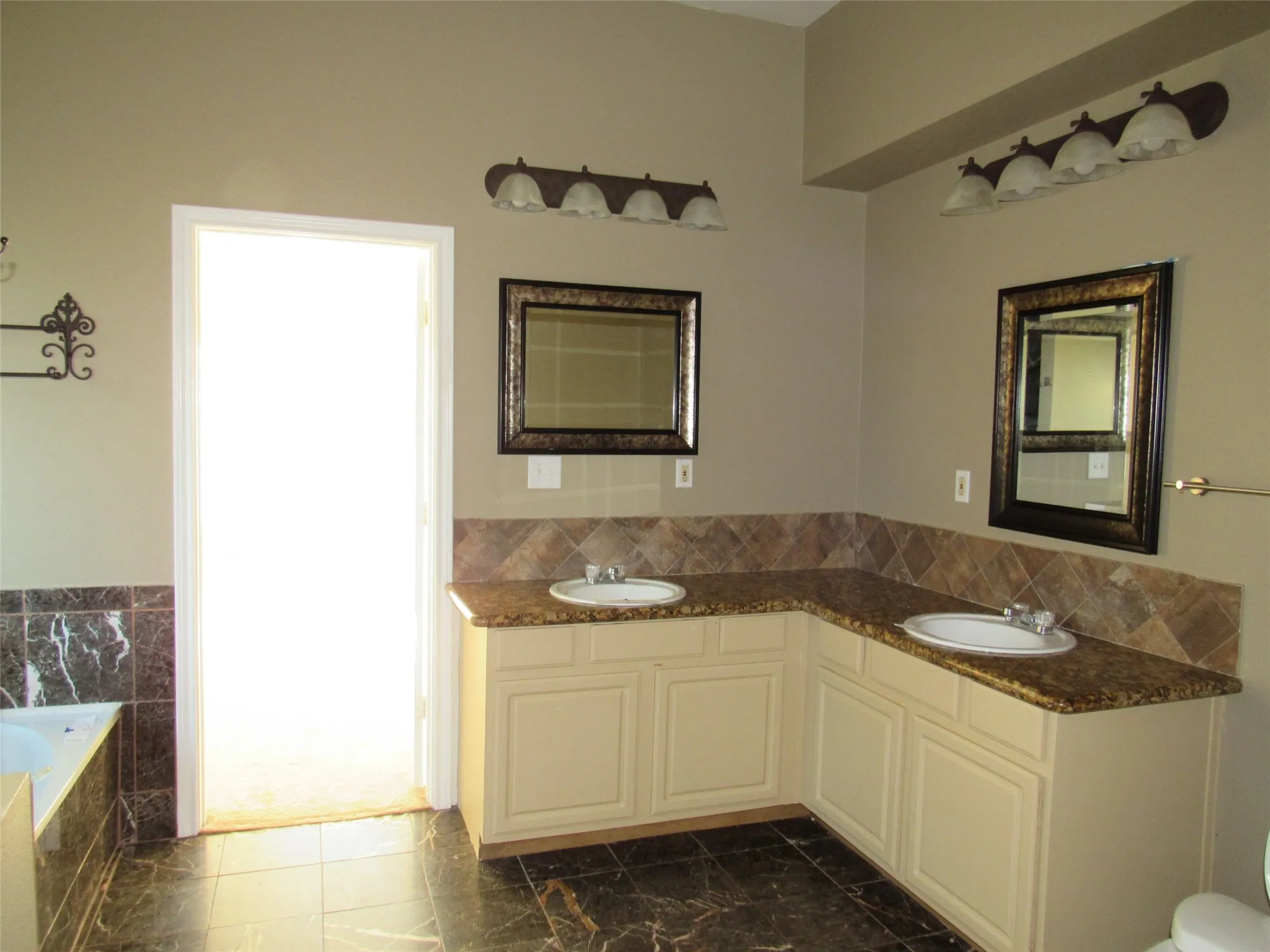 Single Family Residence For Sale in Hill County , 39220 Shadow Ridge Drive, Whitney, Texas 76692, 3 Bedroom, 3 Bathroom, 2 Garage spaces, 2,268 Sqft, built in 2006, mls#21411315, Real Estate Agent in Whitney, Homes For Sale in Hill county, Homes For Sale in Whitney, Realtor in Whitney Texas, Real Estate Brokerage Independent Realty Texas, Luminita Cordes Realtor