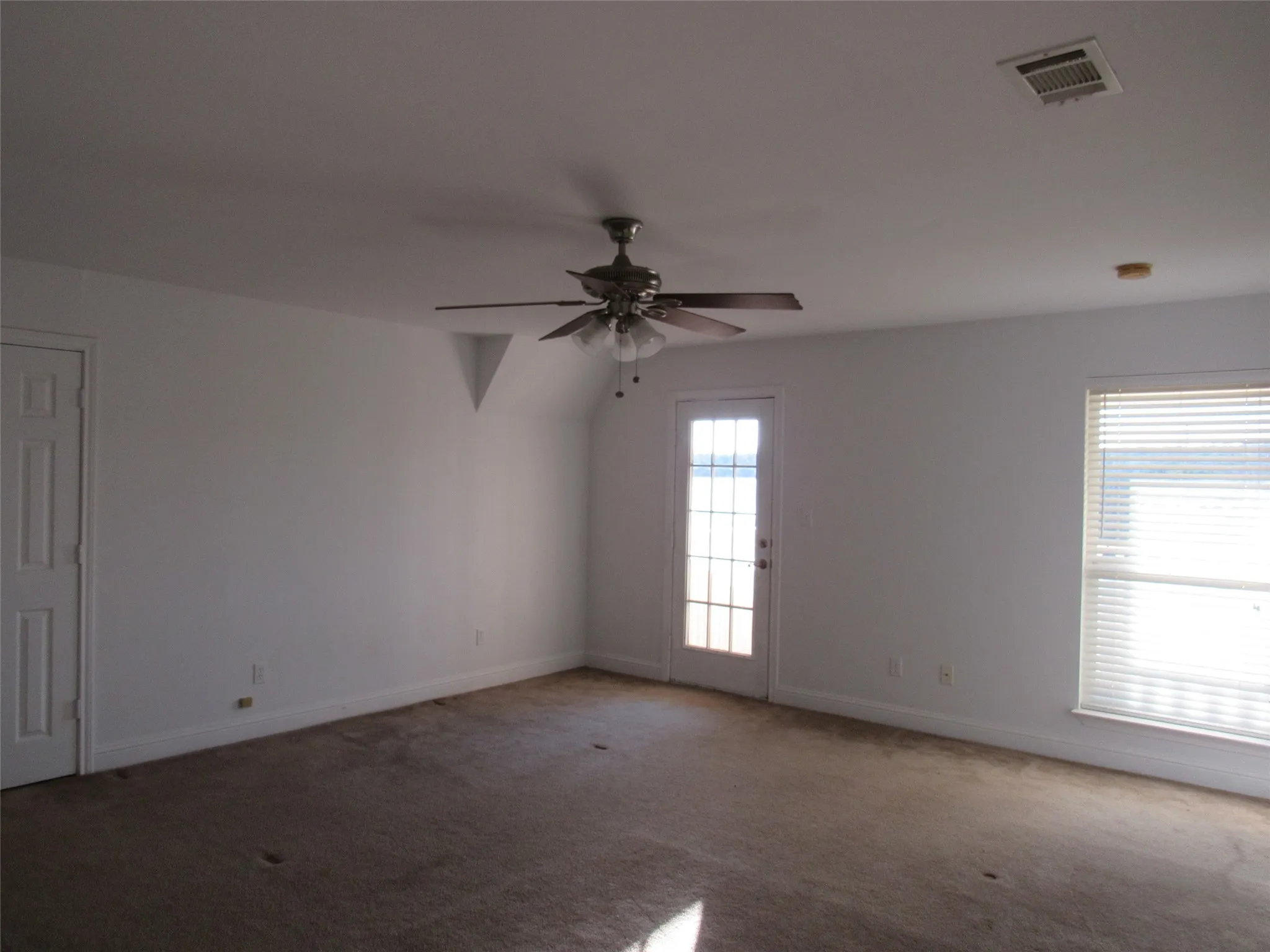Single Family Residence For Sale in Hill County , 39220 Shadow Ridge Drive, Whitney, Texas 76692, 3 Bedroom, 3 Bathroom, 2 Garage spaces, 2,268 Sqft, built in 2006, mls#21411315, Real Estate Agent in Whitney, Homes For Sale in Hill county, Homes For Sale in Whitney, Realtor in Whitney Texas, Real Estate Brokerage Independent Realty Texas, Luminita Cordes Realtor
