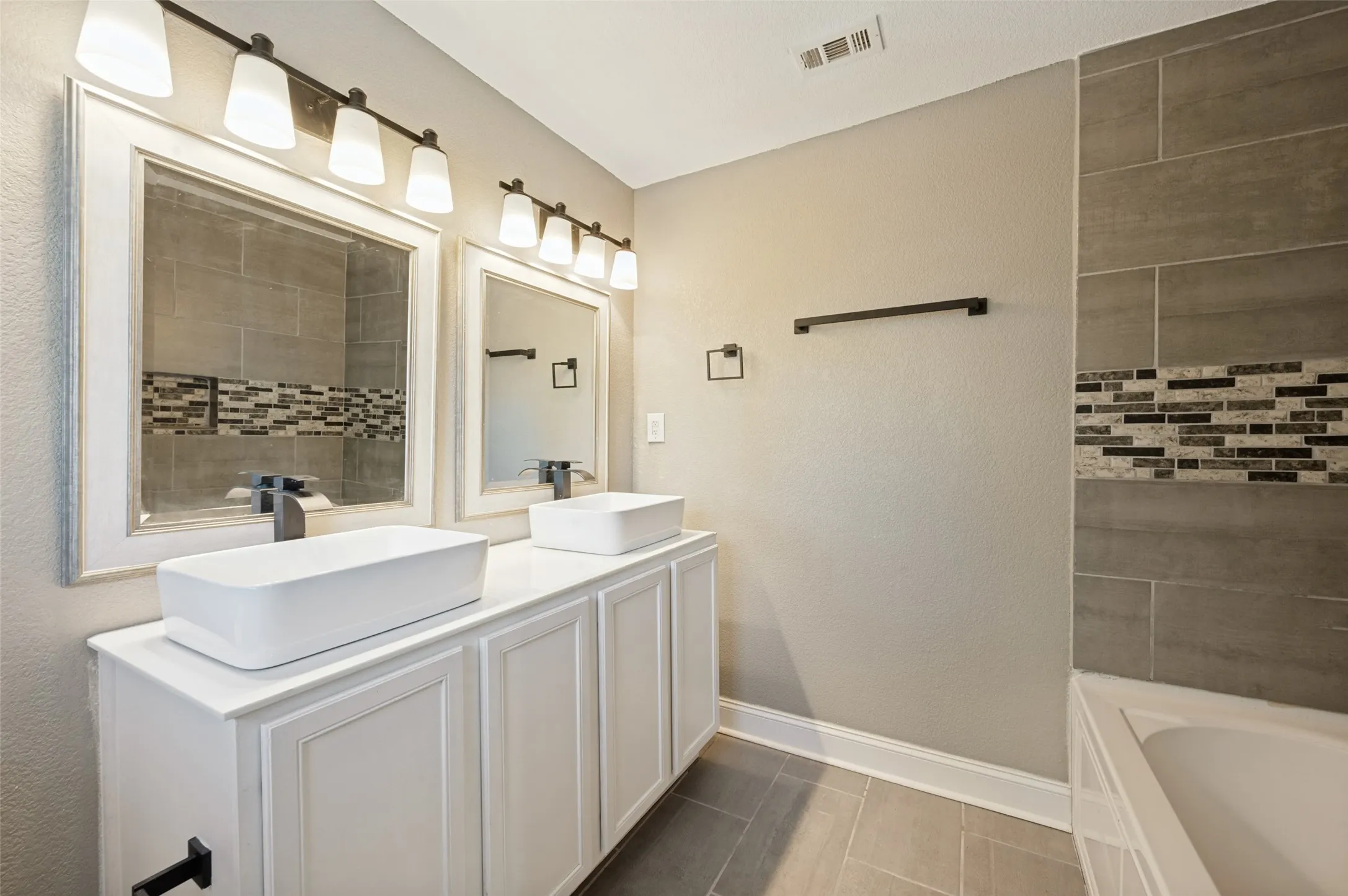 Single Family Residence For Sale in Dallas County , 2626 Crest Avenue, Dallas, Texas 75216, 4 Bedroom, 2 Bathroom, 2 Garage spaces, 1,469 Sqft, built in 1949, mls#21411270, Real Estate Agent in Dallas, Homes For Sale in Dallas county, Homes For Sale in Dallas, Realtor in Dallas Texas, Real Estate Brokerage Independent Realty Texas, Luminita Cordes Realtor