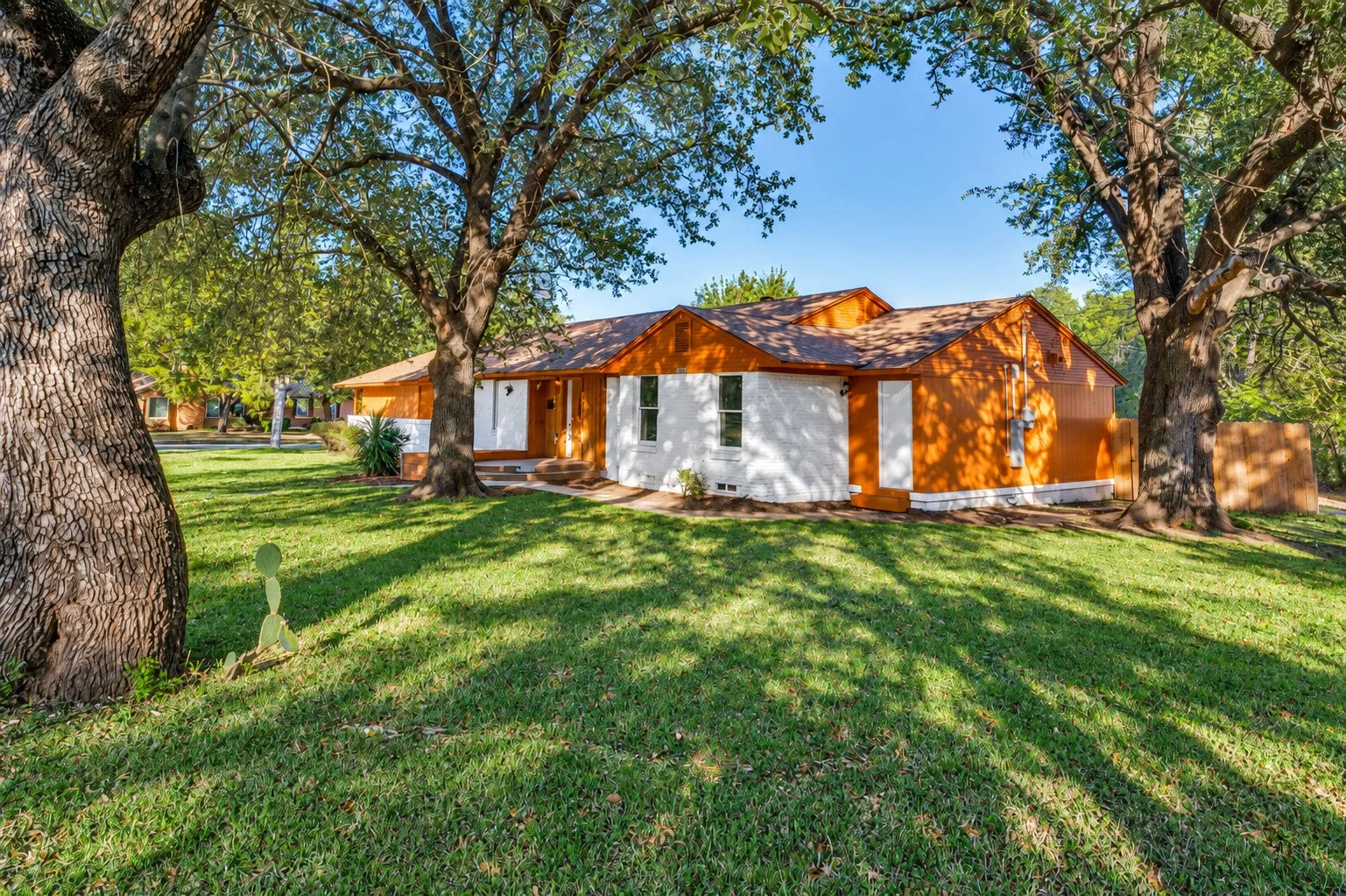 Single Family Residence For Sale in Dallas County , 2626 Crest Avenue, Dallas, Texas 75216, 4 Bedroom, 2 Bathroom, 2 Garage spaces, 1,469 Sqft, built in 1949, mls#21411270, Real Estate Agent in Dallas, Homes For Sale in Dallas county, Homes For Sale in Dallas, Realtor in Dallas Texas, Real Estate Brokerage Independent Realty Texas, Luminita Cordes Realtor