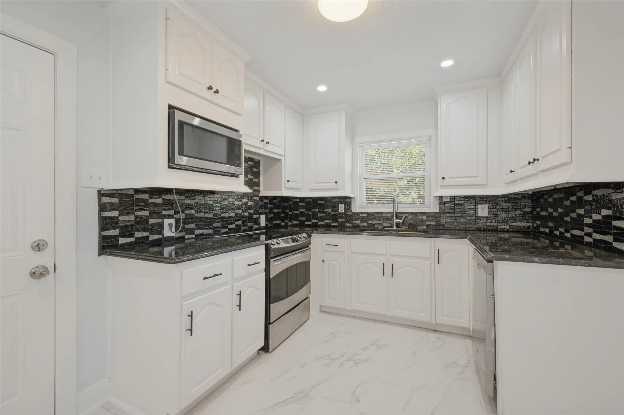 Single Family Residence For Sale in Dallas County , 2626 Crest Avenue, Dallas, Texas 75216, 4 Bedroom, 2 Bathroom, 2 Garage spaces, 1,469 Sqft, built in 1949, mls#21411270, Real Estate Agent in Dallas, Homes For Sale in Dallas county, Homes For Sale in Dallas, Realtor in Dallas Texas, Real Estate Brokerage Independent Realty Texas, Luminita Cordes Realtor