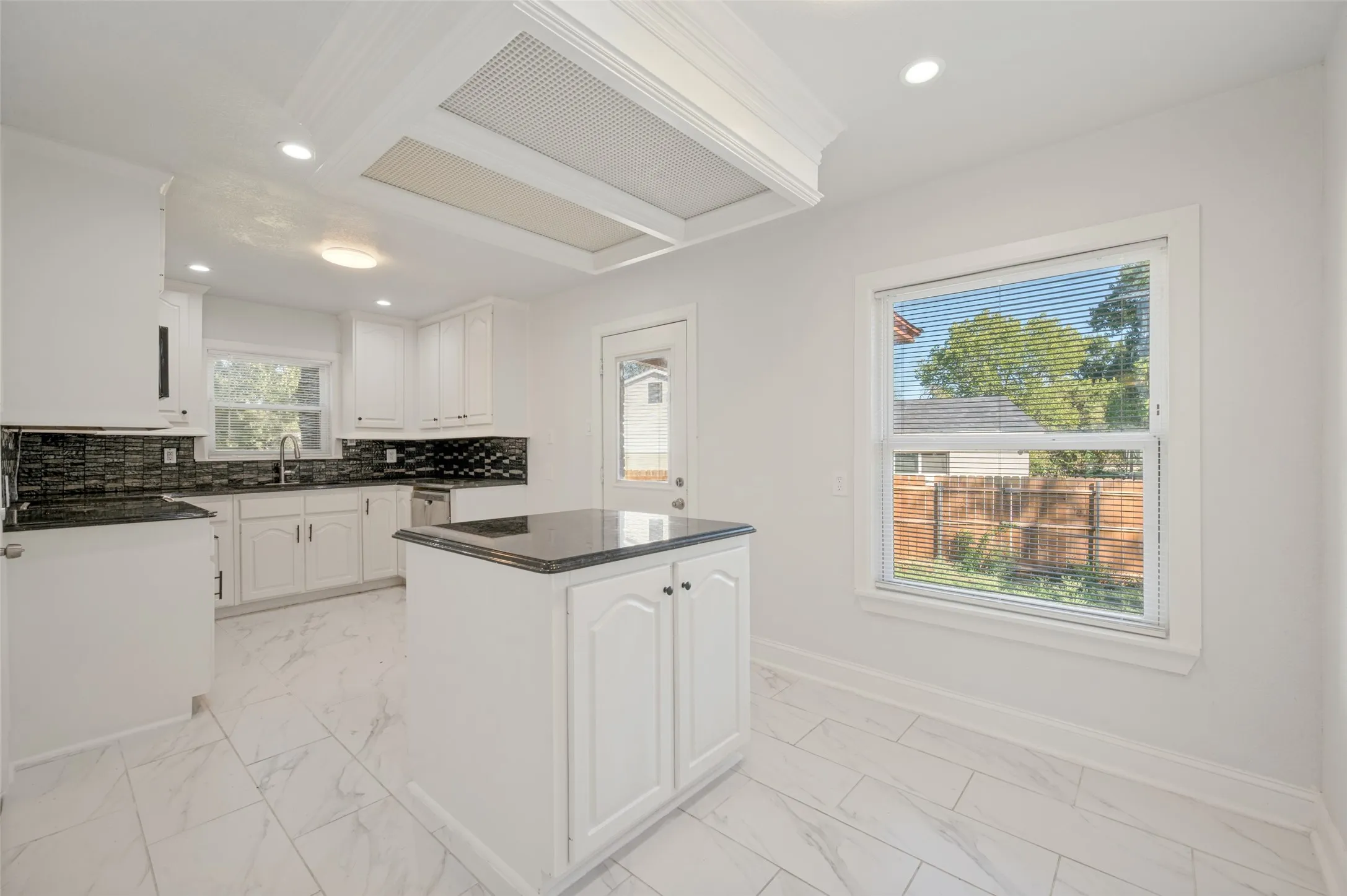 Single Family Residence For Sale in Dallas County , 2626 Crest Avenue, Dallas, Texas 75216, 4 Bedroom, 2 Bathroom, 2 Garage spaces, 1,469 Sqft, built in 1949, mls#21411270, Real Estate Agent in Dallas, Homes For Sale in Dallas county, Homes For Sale in Dallas, Realtor in Dallas Texas, Real Estate Brokerage Independent Realty Texas, Luminita Cordes Realtor