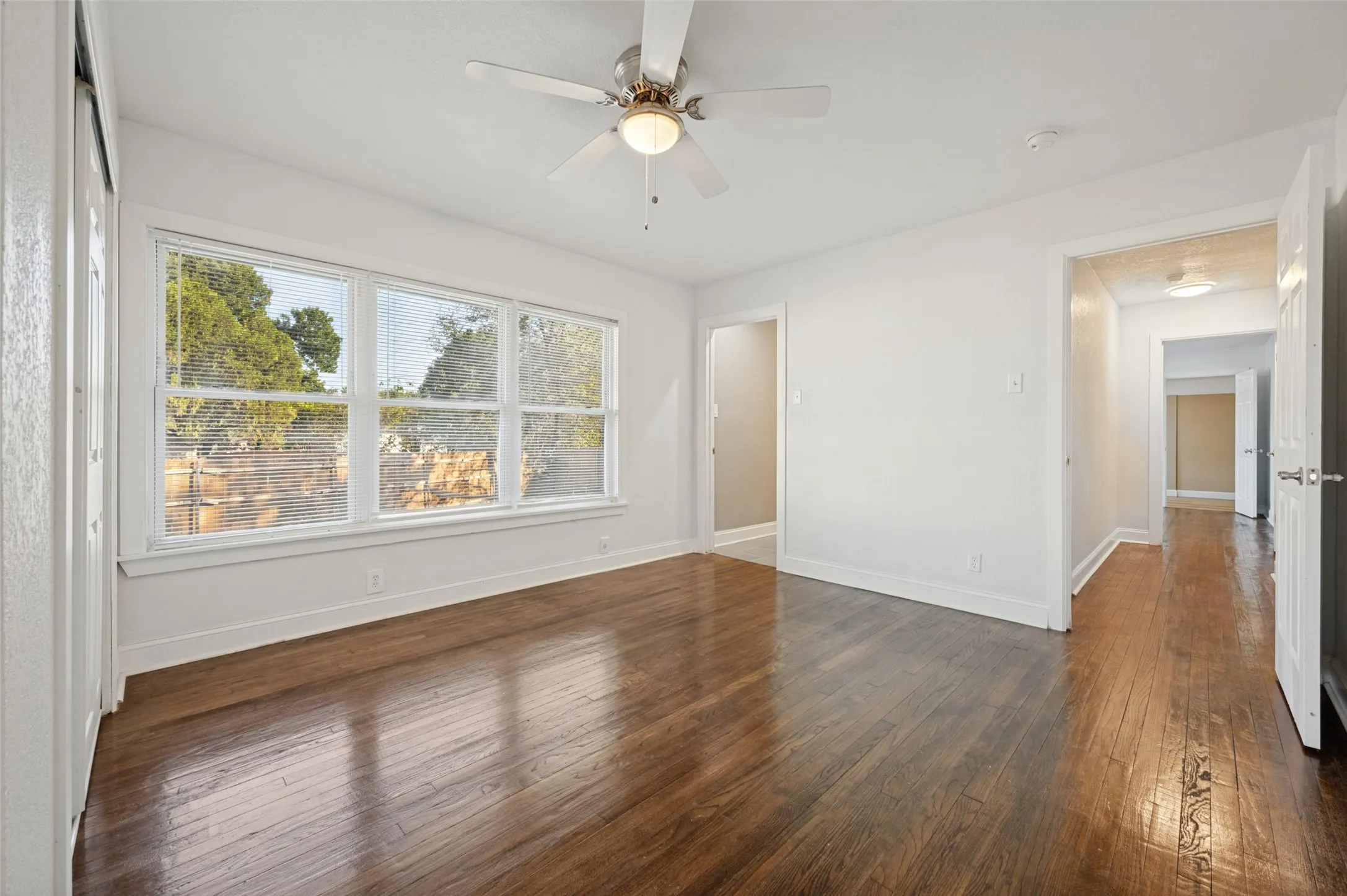 Single Family Residence For Sale in Dallas County , 2626 Crest Avenue, Dallas, Texas 75216, 4 Bedroom, 2 Bathroom, 2 Garage spaces, 1,469 Sqft, built in 1949, mls#21411270, Real Estate Agent in Dallas, Homes For Sale in Dallas county, Homes For Sale in Dallas, Realtor in Dallas Texas, Real Estate Brokerage Independent Realty Texas, Luminita Cordes Realtor