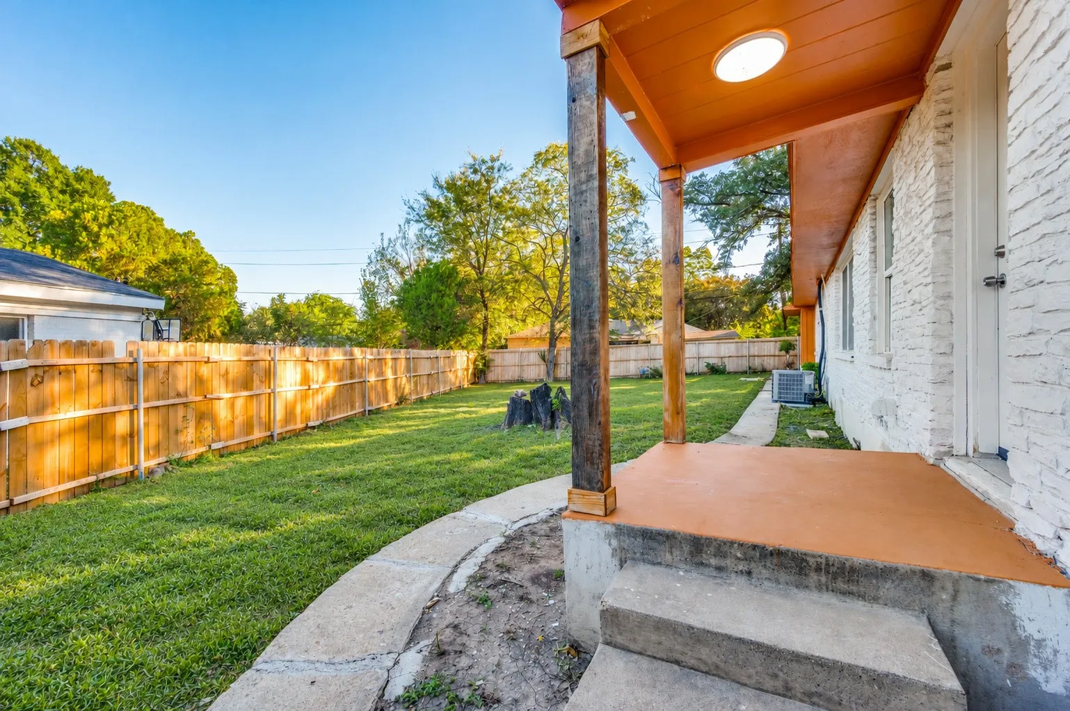 Single Family Residence For Sale in Dallas County , 2626 Crest Avenue, Dallas, Texas 75216, 4 Bedroom, 2 Bathroom, 2 Garage spaces, 1,469 Sqft, built in 1949, mls#21411270, Real Estate Agent in Dallas, Homes For Sale in Dallas county, Homes For Sale in Dallas, Realtor in Dallas Texas, Real Estate Brokerage Independent Realty Texas, Luminita Cordes Realtor