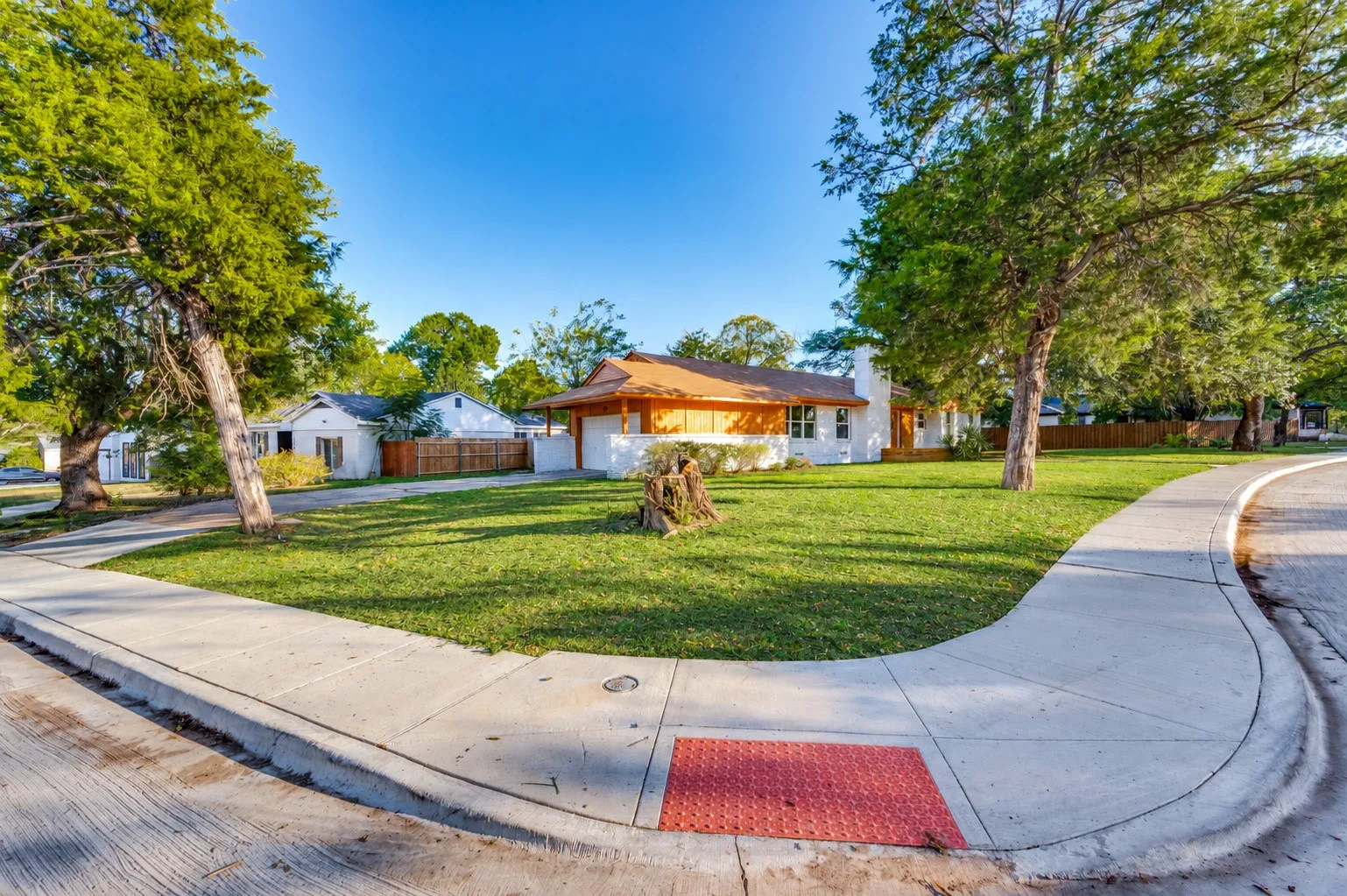 Single Family Residence For Sale in Dallas County , 2626 Crest Avenue, Dallas, Texas 75216, 4 Bedroom, 2 Bathroom, 2 Garage spaces, 1,469 Sqft, built in 1949, mls#21411270, Real Estate Agent in Dallas, Homes For Sale in Dallas county, Homes For Sale in Dallas, Realtor in Dallas Texas, Real Estate Brokerage Independent Realty Texas, Luminita Cordes Realtor