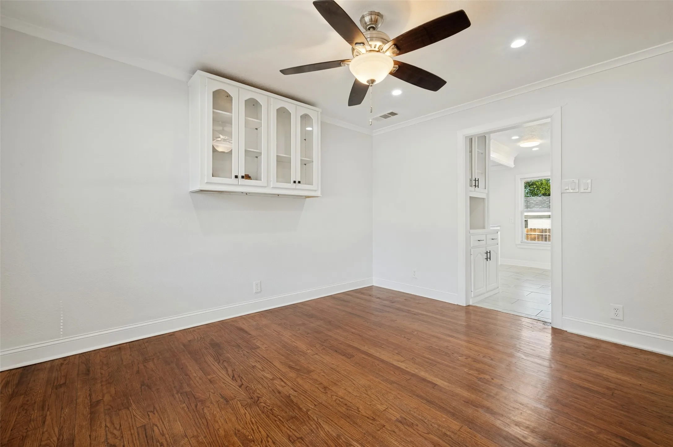 Single Family Residence For Sale in Dallas County , 2626 Crest Avenue, Dallas, Texas 75216, 4 Bedroom, 2 Bathroom, 2 Garage spaces, 1,469 Sqft, built in 1949, mls#21411270, Real Estate Agent in Dallas, Homes For Sale in Dallas county, Homes For Sale in Dallas, Realtor in Dallas Texas, Real Estate Brokerage Independent Realty Texas, Luminita Cordes Realtor