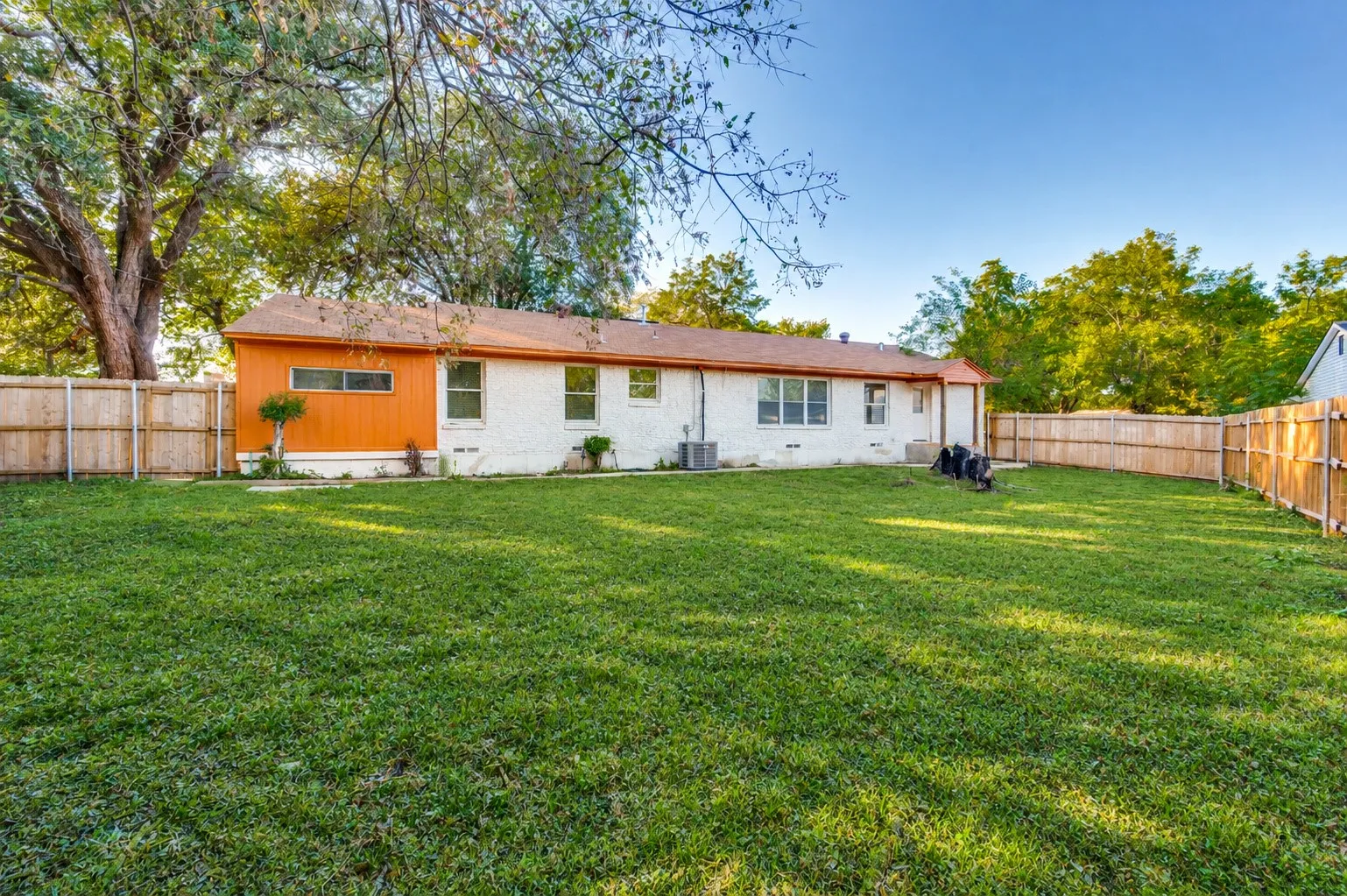 Single Family Residence For Sale in Dallas County , 2626 Crest Avenue, Dallas, Texas 75216, 4 Bedroom, 2 Bathroom, 2 Garage spaces, 1,469 Sqft, built in 1949, mls#21411270, Real Estate Agent in Dallas, Homes For Sale in Dallas county, Homes For Sale in Dallas, Realtor in Dallas Texas, Real Estate Brokerage Independent Realty Texas, Luminita Cordes Realtor