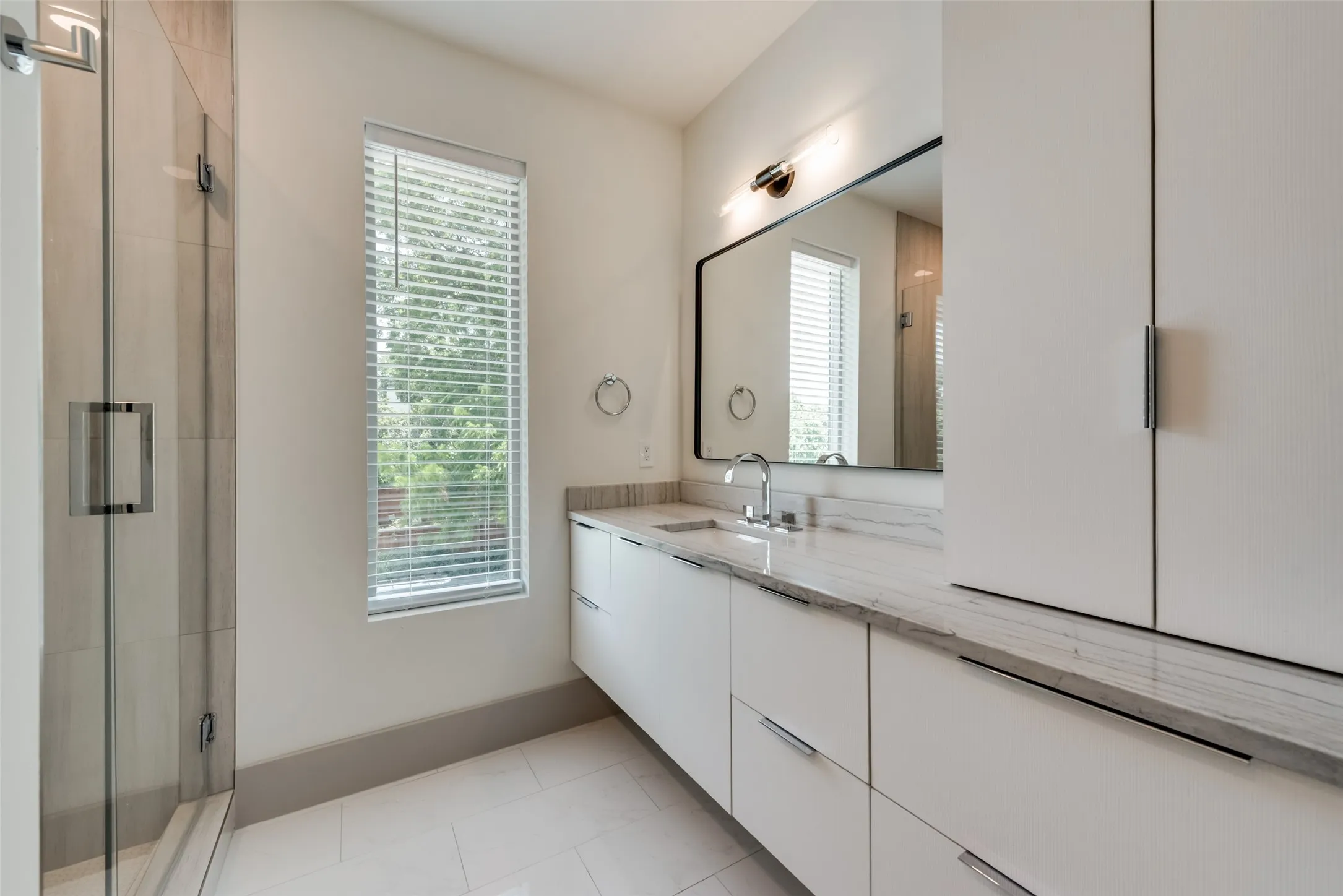 Single Family Residence For Rent in Dallas County , 4528 W Amherst Avenue, Dallas, Texas 75209, 5 Bedroom, 6 Bathroom, 2 Garage spaces, 4,501 Sqft, built in 2019, mls#21411325, Real Estate Agent in Dallas, Homes For Rent in Dallas county, Homes For Rent in Dallas, Realtor in Dallas Texas, Real Estate Brokerage Independent Realty Texas, Luminita Cordes Realtor