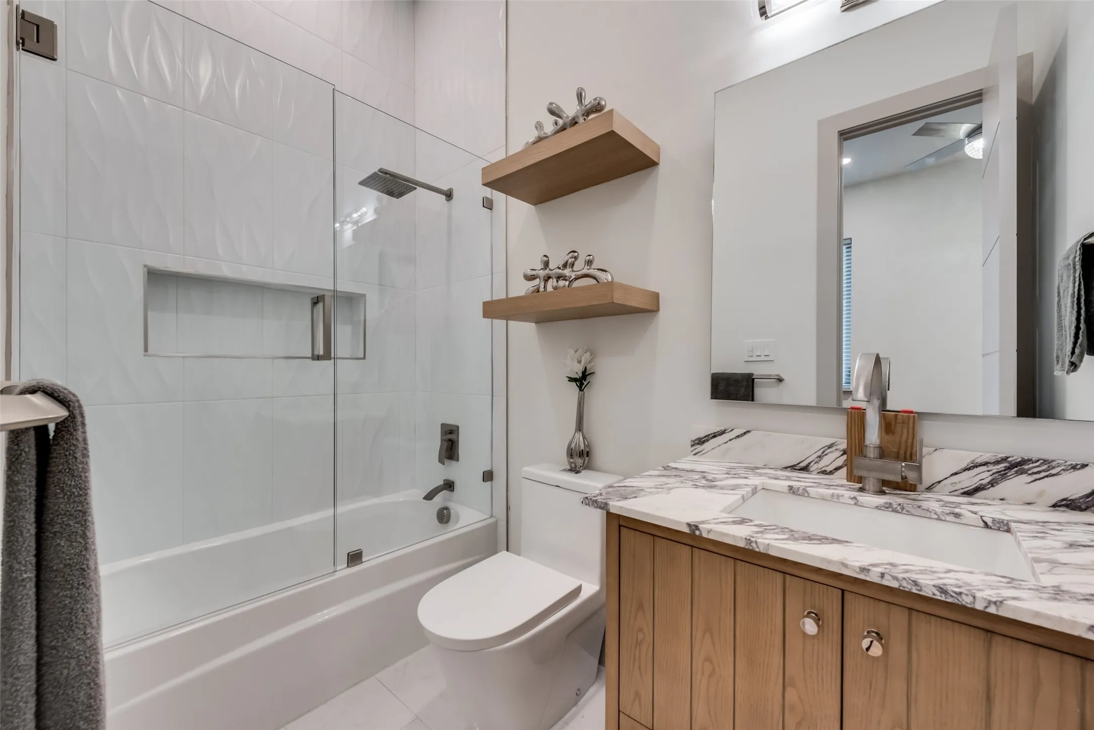 Single Family Residence For Rent in Dallas County , 4528 W Amherst Avenue, Dallas, Texas 75209, 5 Bedroom, 6 Bathroom, 2 Garage spaces, 4,501 Sqft, built in 2019, mls#21411325, Real Estate Agent in Dallas, Homes For Rent in Dallas county, Homes For Rent in Dallas, Realtor in Dallas Texas, Real Estate Brokerage Independent Realty Texas, Luminita Cordes Realtor