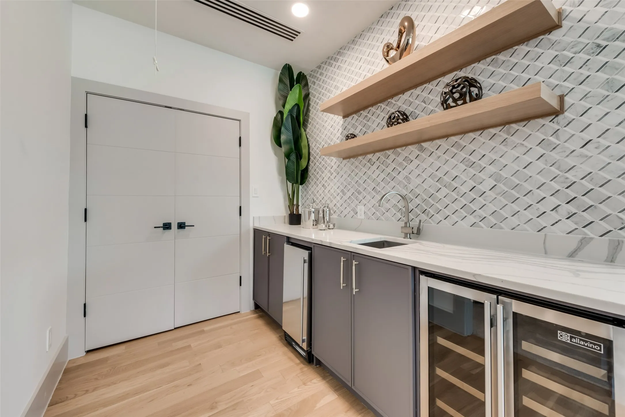 Single Family Residence For Rent in Dallas County , 4528 W Amherst Avenue, Dallas, Texas 75209, 5 Bedroom, 6 Bathroom, 2 Garage spaces, 4,501 Sqft, built in 2019, mls#21411325, Real Estate Agent in Dallas, Homes For Rent in Dallas county, Homes For Rent in Dallas, Realtor in Dallas Texas, Real Estate Brokerage Independent Realty Texas, Luminita Cordes Realtor
