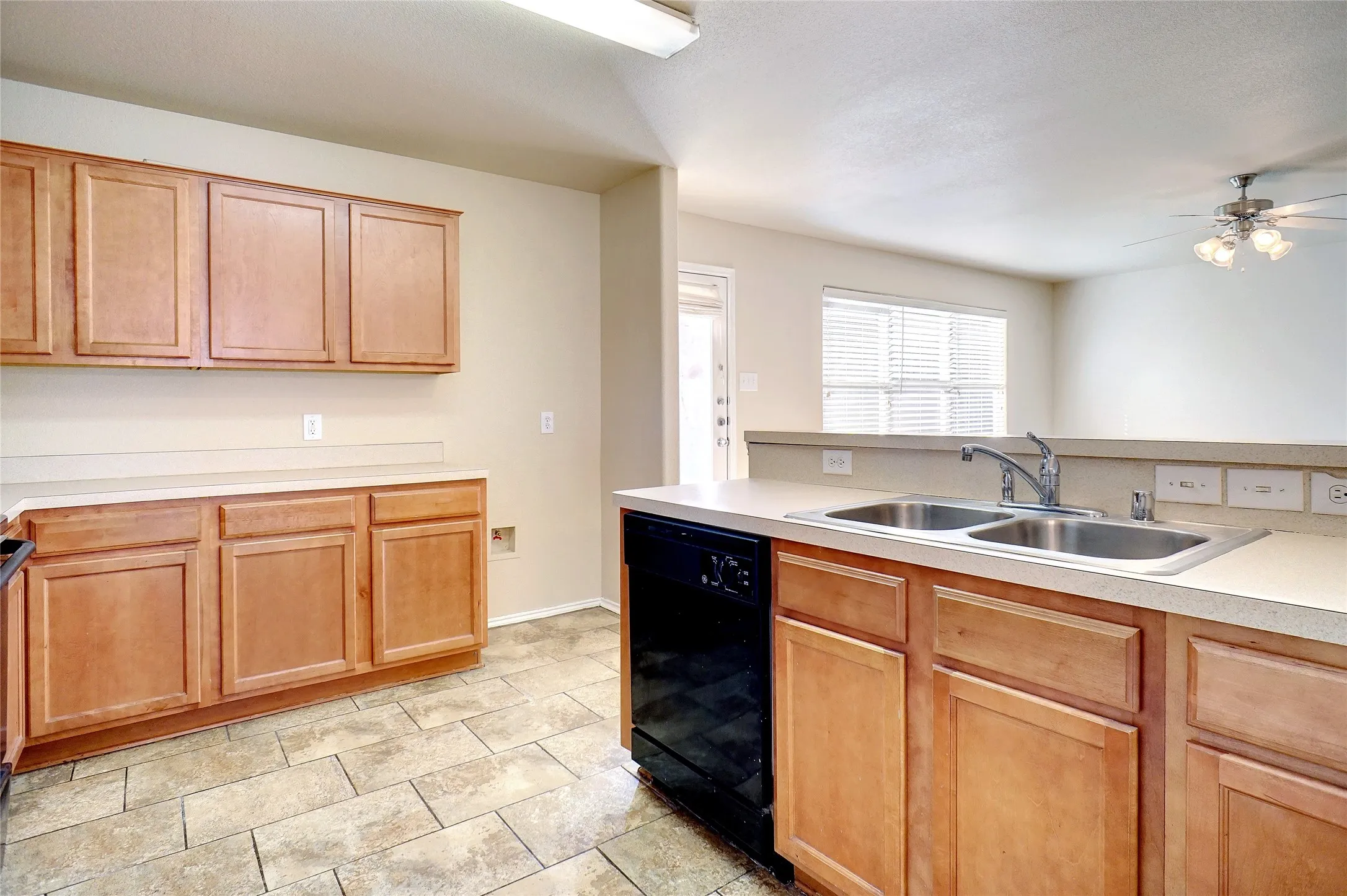 Duplex For Rent in Tarrant County , 7421 Cowhand Court, Fort Worth, Texas 76131, 3 Bedroom, 3 Bathroom, 2 Garage spaces, 1,465 Sqft, built in 2006, mls#21411328, Real Estate Agent in Fort Worth, Homes For Rent in Tarrant county, Homes For Rent in Fort Worth, Realtor in Fort Worth Texas, Real Estate Brokerage Independent Realty Texas, Luminita Cordes Realtor