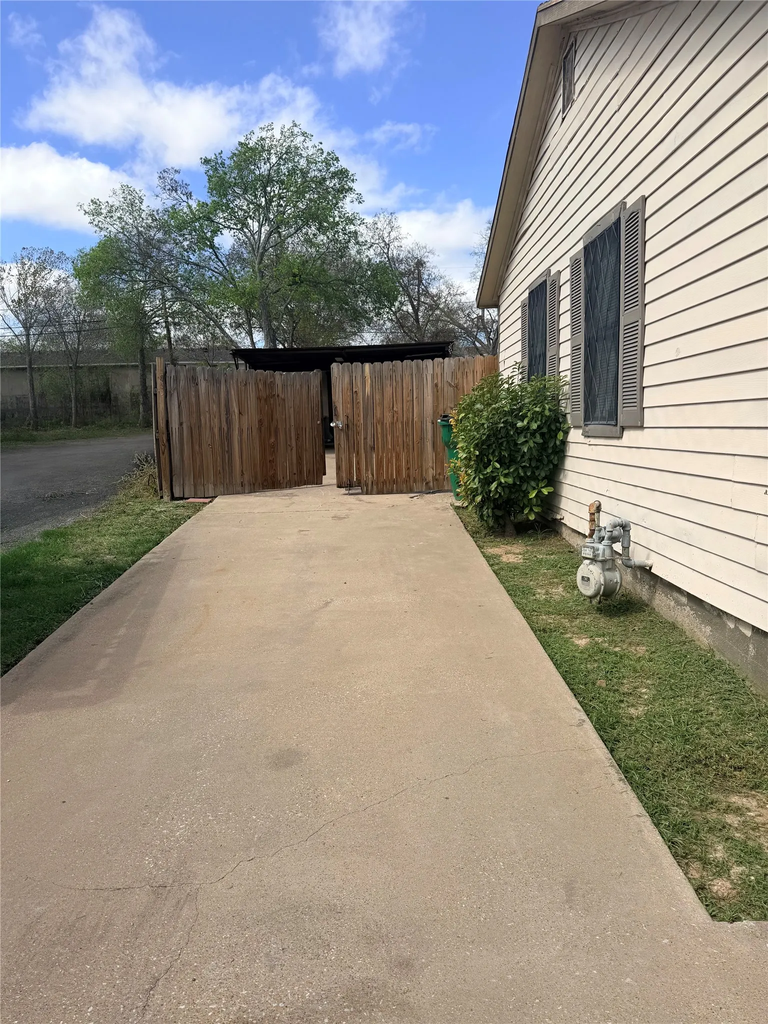 Single Family Residence For Sale in Tarrant County , 2725 San Benito Street, Sansom Park, Texas 76114, 3 Bedroom, 2 Bathroom, Garage spaces, 1,134 Sqft, built in 1950, mls#21410790, Real Estate Agent in Sansom Park, Homes For Sale in Tarrant county, Homes For Sale in Sansom Park, Realtor in Sansom Park Texas, Real Estate Brokerage Independent Realty Texas, Luminita Cordes Realtor