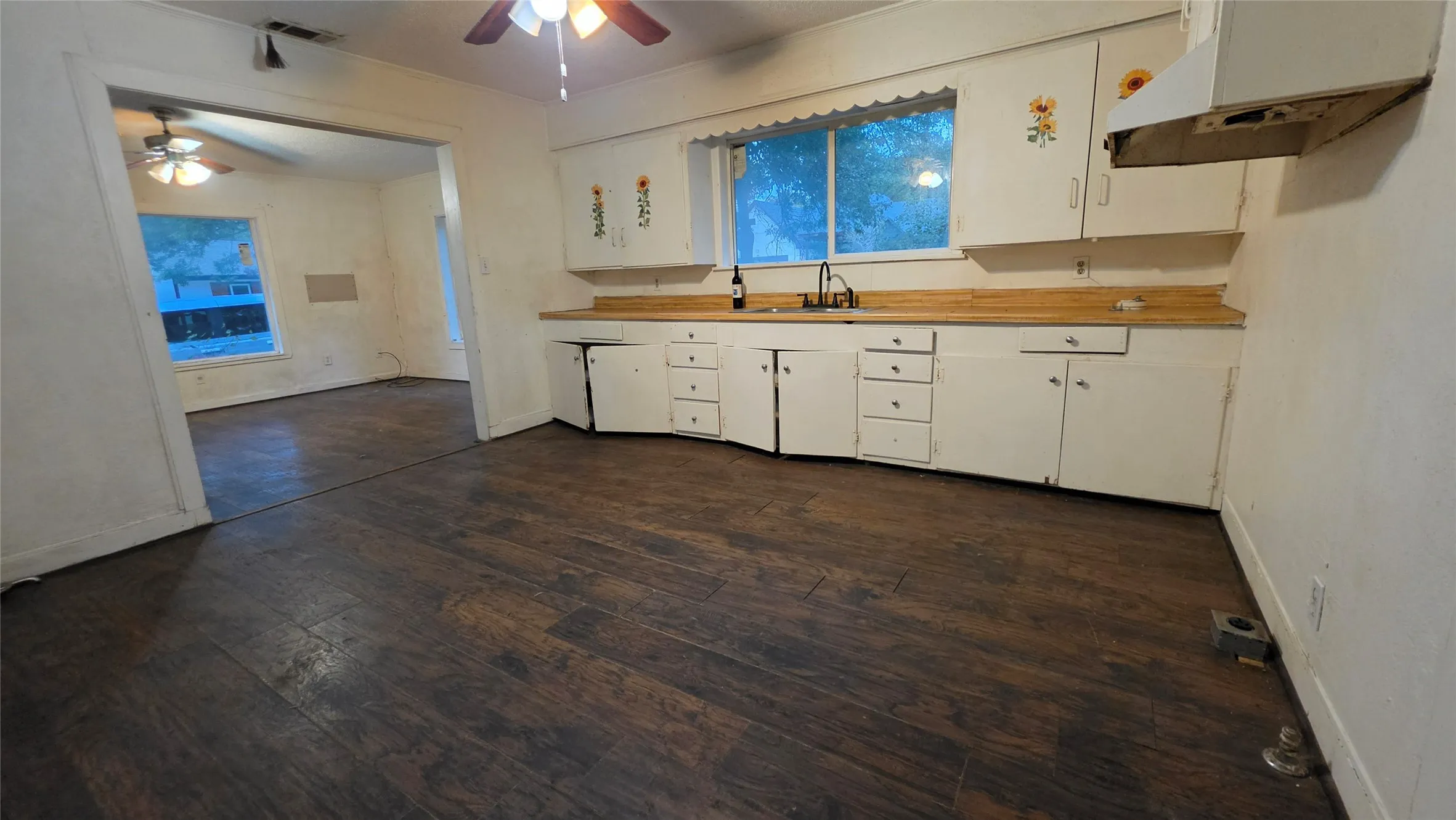 Single Family Residence For Sale in Collin County , 104 Short Street, Farmersville, Texas 75442, 2 Bedroom, 1 Bathroom, Garage spaces, 1,018 Sqft, built in 1960, mls#21411336, Real Estate Agent in Farmersville, Homes For Sale in Collin county, Homes For Sale in Farmersville, Realtor in Farmersville Texas, Real Estate Brokerage Independent Realty Texas, Luminita Cordes Realtor