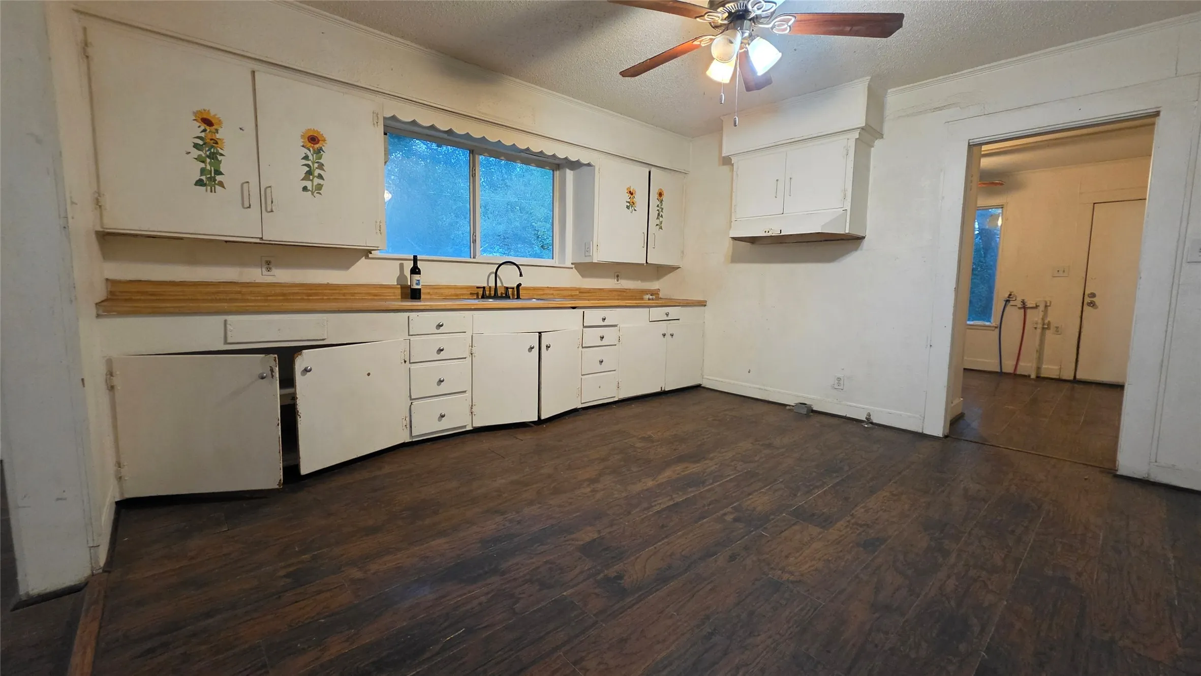 Single Family Residence For Sale in Collin County , 104 Short Street, Farmersville, Texas 75442, 2 Bedroom, 1 Bathroom, Garage spaces, 1,018 Sqft, built in 1960, mls#21411336, Real Estate Agent in Farmersville, Homes For Sale in Collin county, Homes For Sale in Farmersville, Realtor in Farmersville Texas, Real Estate Brokerage Independent Realty Texas, Luminita Cordes Realtor