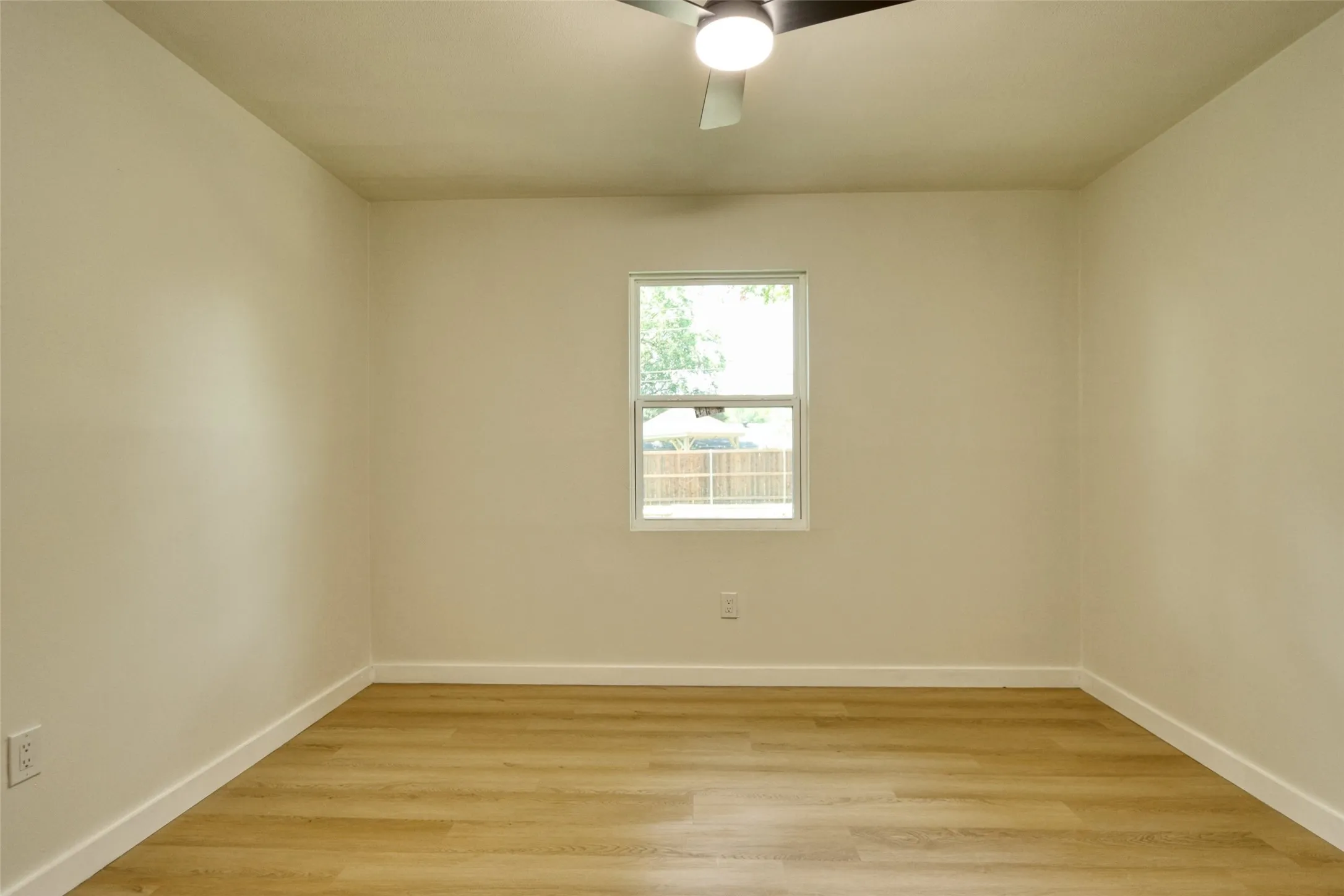Single Family Residence For Sale in Tarrant County , 729 Oakwood Avenue, Hurst, Texas 76053, 3 Bedroom, 2 Bathroom, 2 Garage spaces, 1,489 Sqft, built in 1964, mls#21411363, Real Estate Agent in Hurst, Homes For Sale in Tarrant county, Homes For Sale in Hurst, Realtor in Hurst Texas, Real Estate Brokerage Independent Realty Texas, Luminita Cordes Realtor