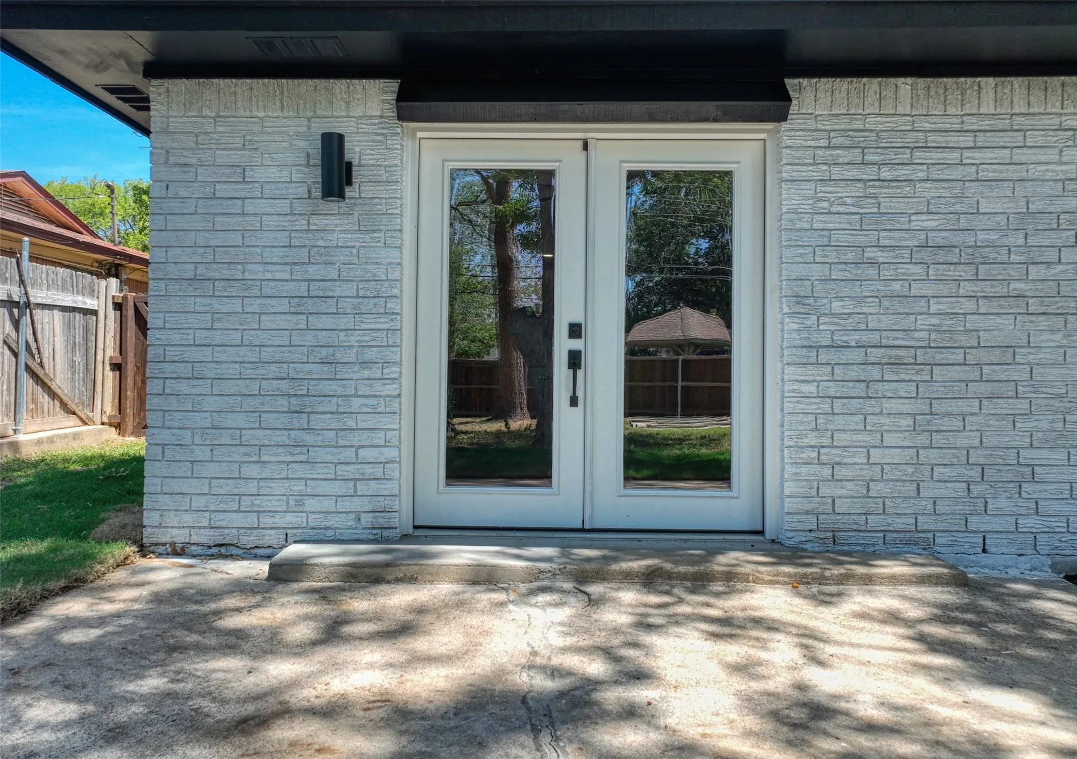 Single Family Residence For Sale in Tarrant County , 729 Oakwood Avenue, Hurst, Texas 76053, 3 Bedroom, 2 Bathroom, 2 Garage spaces, 1,489 Sqft, built in 1964, mls#21411363, Real Estate Agent in Hurst, Homes For Sale in Tarrant county, Homes For Sale in Hurst, Realtor in Hurst Texas, Real Estate Brokerage Independent Realty Texas, Luminita Cordes Realtor