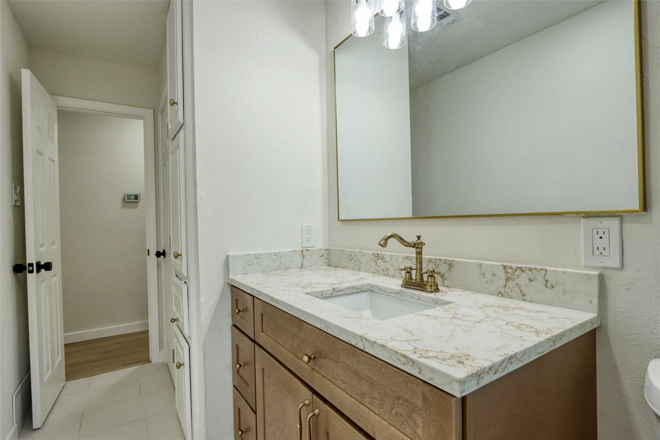 Single Family Residence For Sale in Tarrant County , 729 Oakwood Avenue, Hurst, Texas 76053, 3 Bedroom, 2 Bathroom, 2 Garage spaces, 1,489 Sqft, built in 1964, mls#21411363, Real Estate Agent in Hurst, Homes For Sale in Tarrant county, Homes For Sale in Hurst, Realtor in Hurst Texas, Real Estate Brokerage Independent Realty Texas, Luminita Cordes Realtor