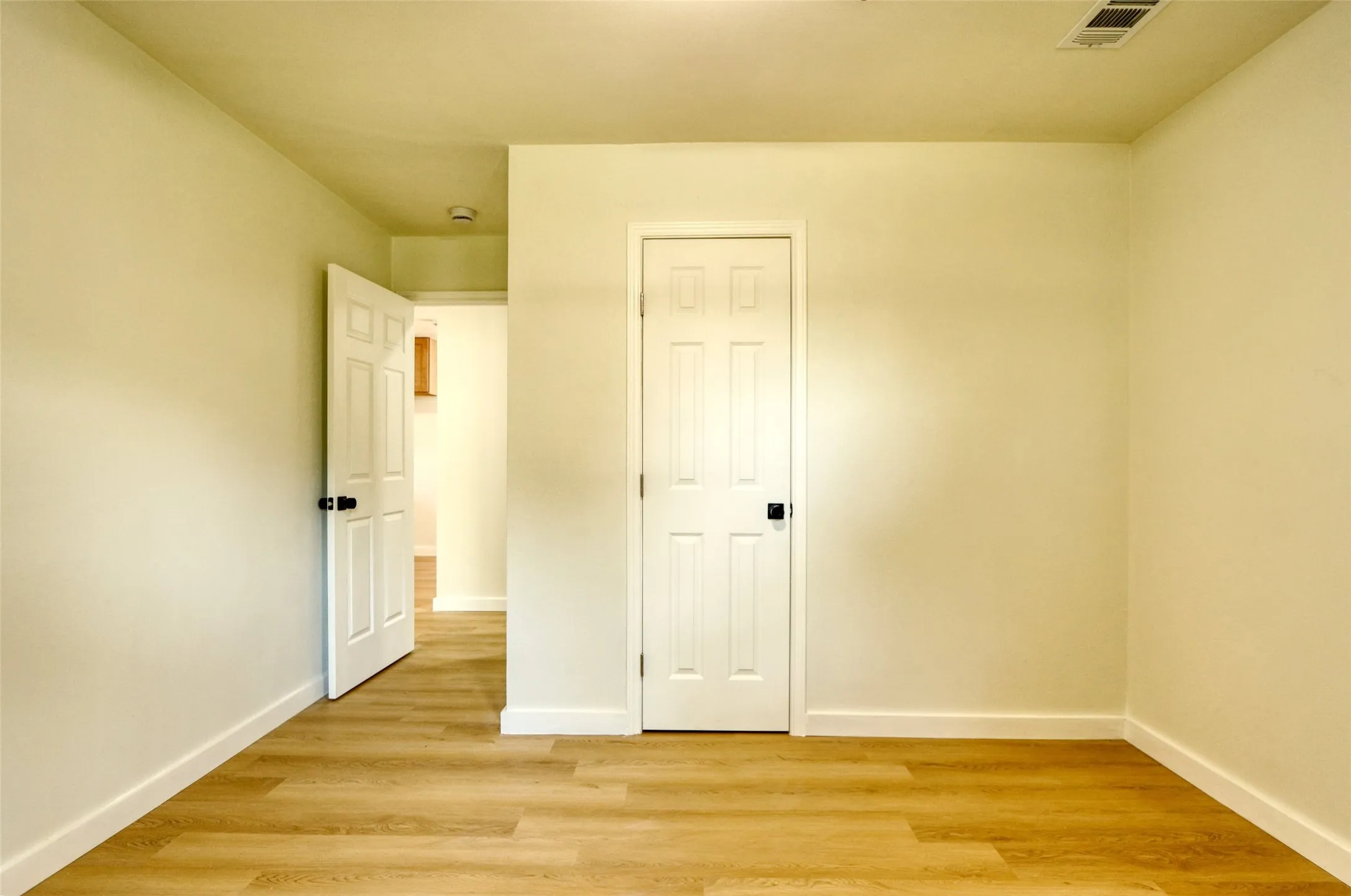 Single Family Residence For Sale in Tarrant County , 729 Oakwood Avenue, Hurst, Texas 76053, 3 Bedroom, 2 Bathroom, 2 Garage spaces, 1,489 Sqft, built in 1964, mls#21411363, Real Estate Agent in Hurst, Homes For Sale in Tarrant county, Homes For Sale in Hurst, Realtor in Hurst Texas, Real Estate Brokerage Independent Realty Texas, Luminita Cordes Realtor