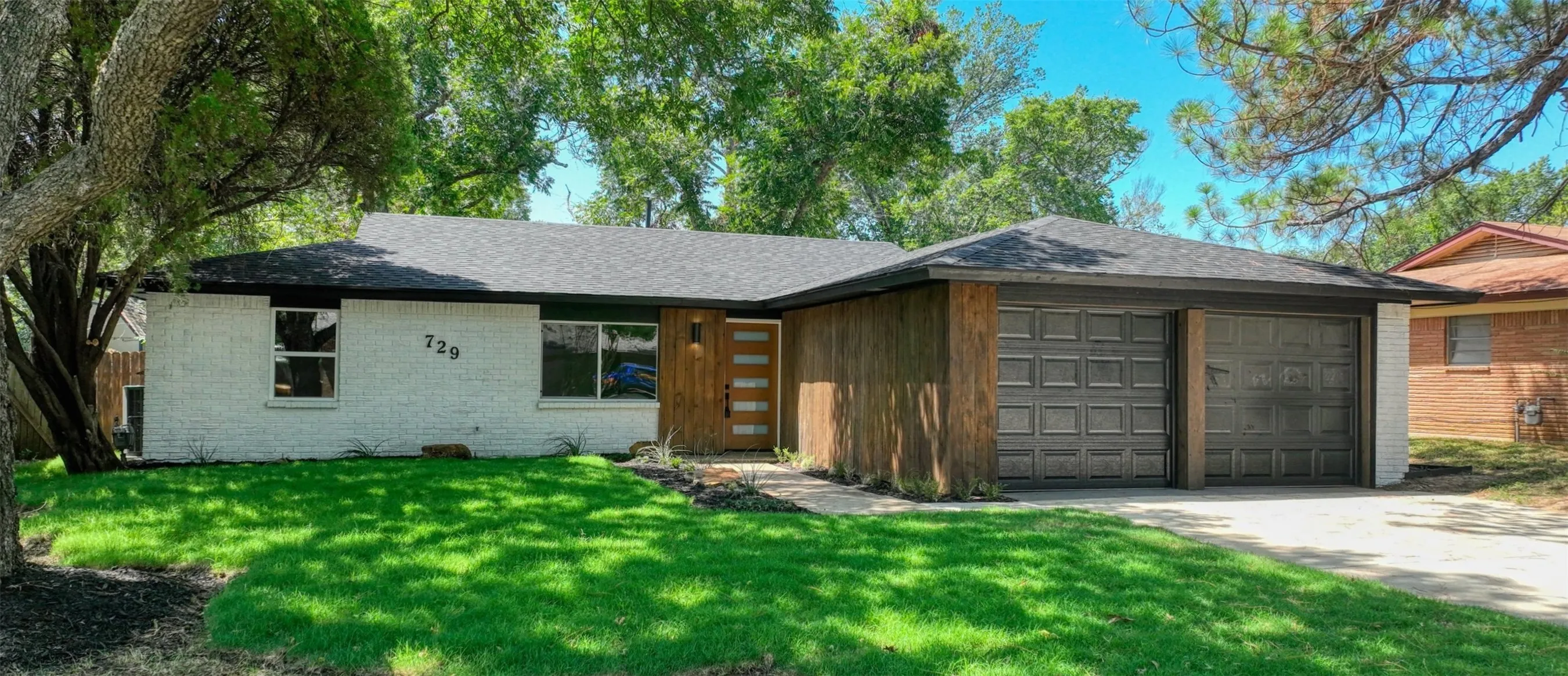 Single Family Residence For Sale in Tarrant County , 729 Oakwood Avenue, Hurst, Texas 76053, 3 Bedroom, 2 Bathroom, 2 Garage spaces, 1,489 Sqft, built in 1964, mls#21411363, Real Estate Agent in Hurst, Homes For Sale in Tarrant county, Homes For Sale in Hurst, Realtor in Hurst Texas, Real Estate Brokerage Independent Realty Texas, Luminita Cordes Realtor