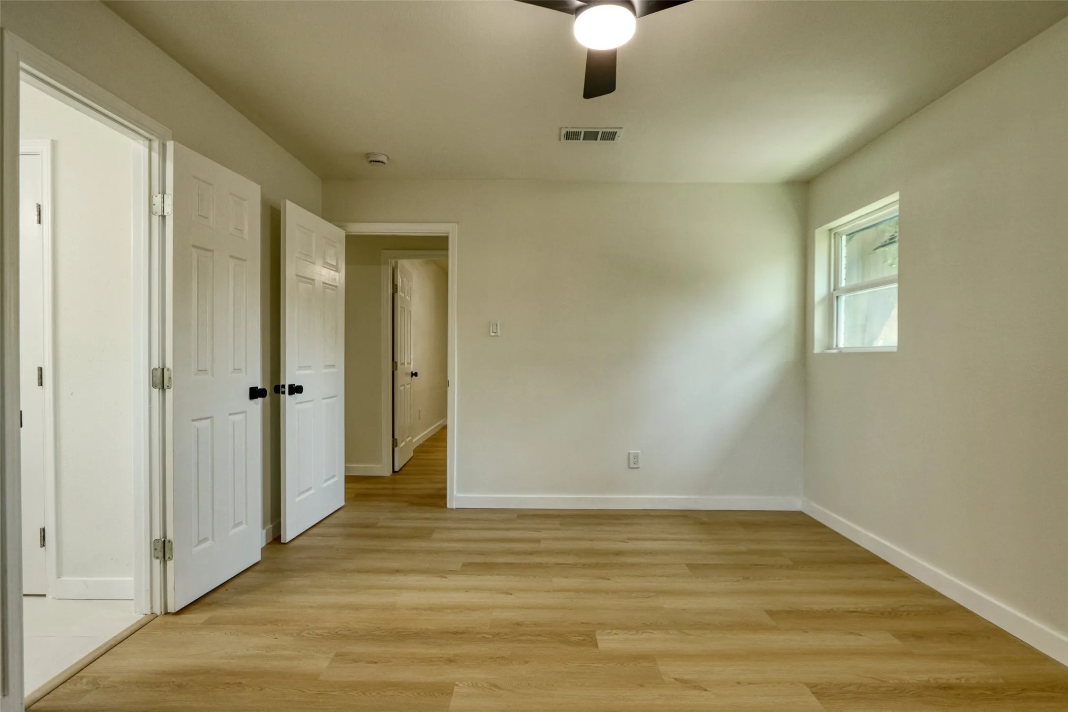 Single Family Residence For Sale in Tarrant County , 729 Oakwood Avenue, Hurst, Texas 76053, 3 Bedroom, 2 Bathroom, 2 Garage spaces, 1,489 Sqft, built in 1964, mls#21411363, Real Estate Agent in Hurst, Homes For Sale in Tarrant county, Homes For Sale in Hurst, Realtor in Hurst Texas, Real Estate Brokerage Independent Realty Texas, Luminita Cordes Realtor