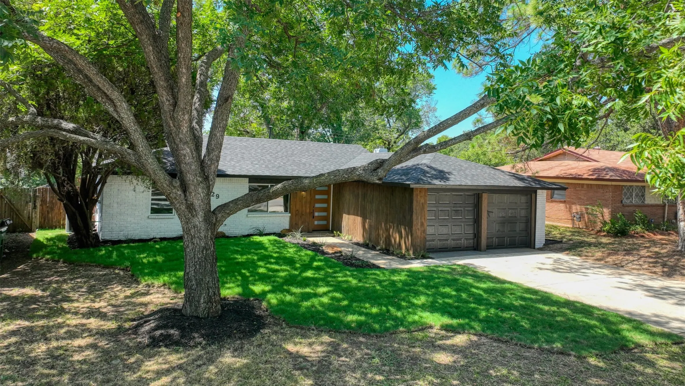 Single Family Residence For Sale in Tarrant County , 729 Oakwood Avenue, Hurst, Texas 76053, 3 Bedroom, 2 Bathroom, 2 Garage spaces, 1,489 Sqft, built in 1964, mls#21411363, Real Estate Agent in Hurst, Homes For Sale in Tarrant county, Homes For Sale in Hurst, Realtor in Hurst Texas, Real Estate Brokerage Independent Realty Texas, Luminita Cordes Realtor