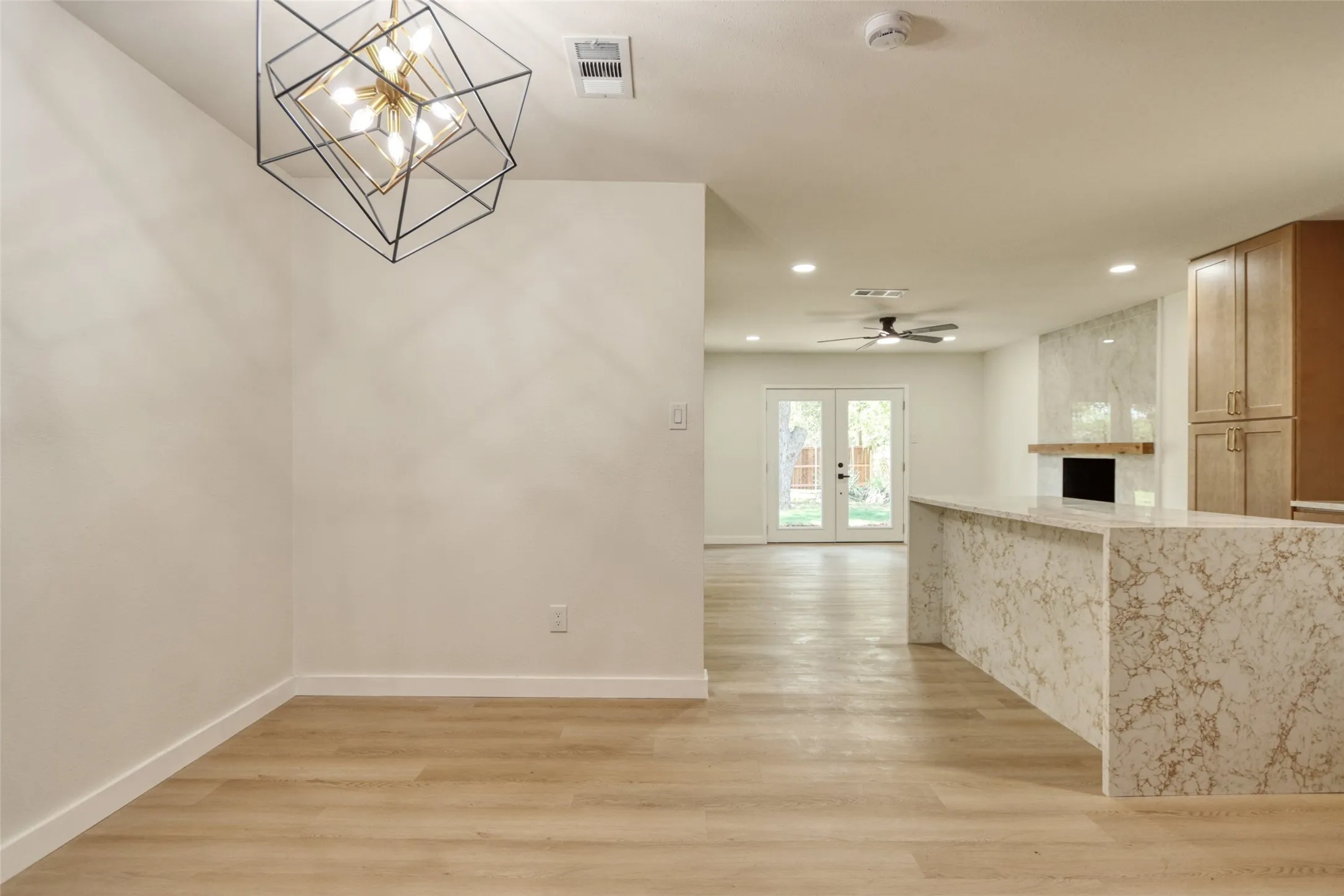 Single Family Residence For Sale in Tarrant County , 729 Oakwood Avenue, Hurst, Texas 76053, 3 Bedroom, 2 Bathroom, 2 Garage spaces, 1,489 Sqft, built in 1964, mls#21411363, Real Estate Agent in Hurst, Homes For Sale in Tarrant county, Homes For Sale in Hurst, Realtor in Hurst Texas, Real Estate Brokerage Independent Realty Texas, Luminita Cordes Realtor