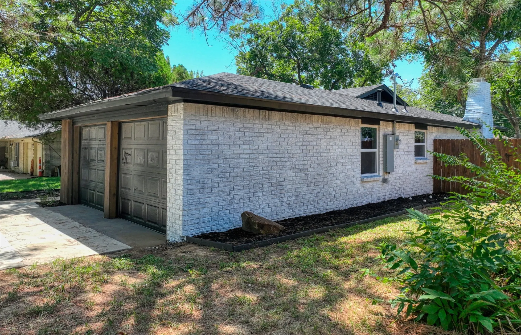 Single Family Residence For Sale in Tarrant County , 729 Oakwood Avenue, Hurst, Texas 76053, 3 Bedroom, 2 Bathroom, 2 Garage spaces, 1,489 Sqft, built in 1964, mls#21411363, Real Estate Agent in Hurst, Homes For Sale in Tarrant county, Homes For Sale in Hurst, Realtor in Hurst Texas, Real Estate Brokerage Independent Realty Texas, Luminita Cordes Realtor