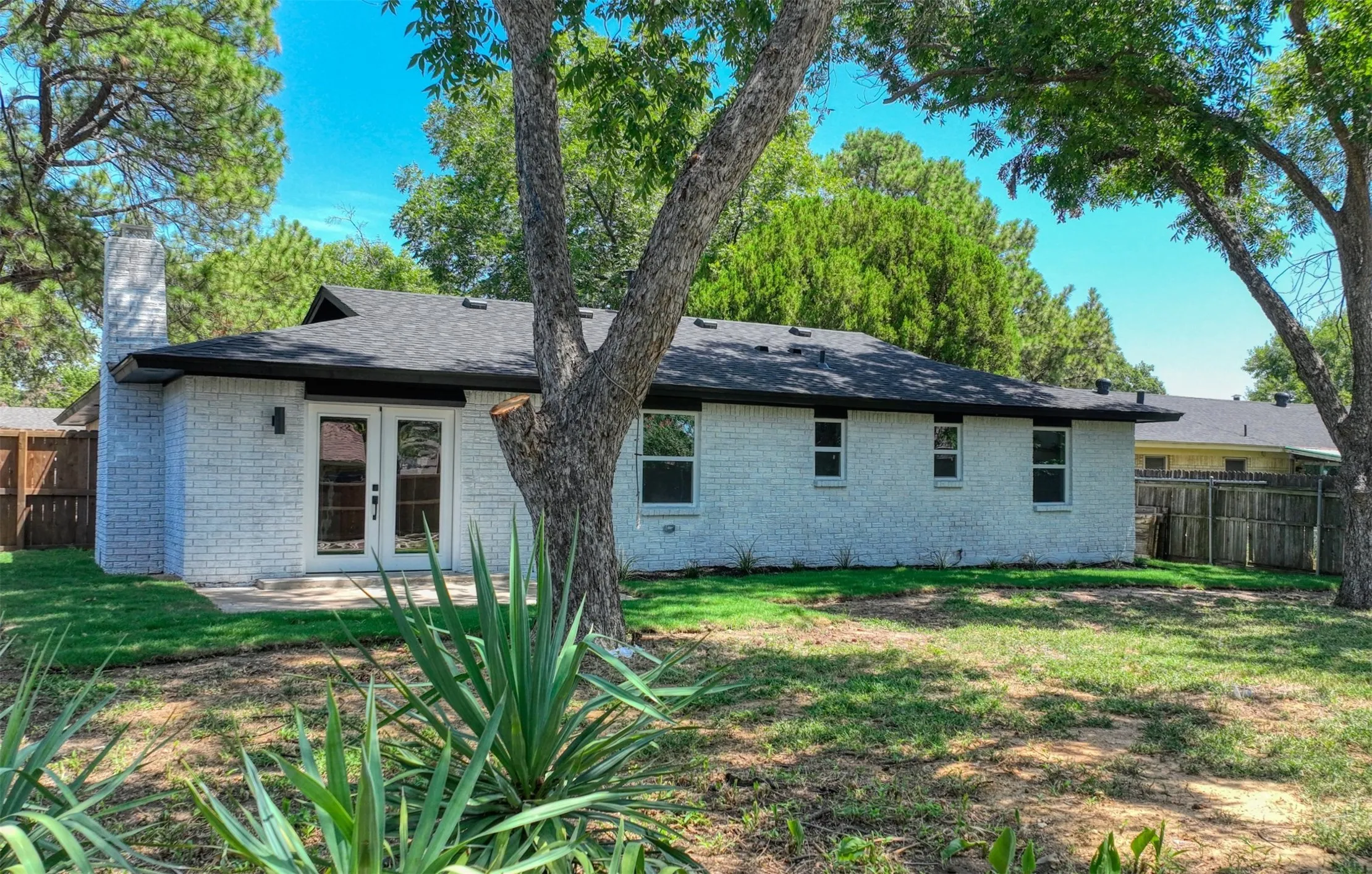 Single Family Residence For Sale in Tarrant County , 729 Oakwood Avenue, Hurst, Texas 76053, 3 Bedroom, 2 Bathroom, 2 Garage spaces, 1,489 Sqft, built in 1964, mls#21411363, Real Estate Agent in Hurst, Homes For Sale in Tarrant county, Homes For Sale in Hurst, Realtor in Hurst Texas, Real Estate Brokerage Independent Realty Texas, Luminita Cordes Realtor