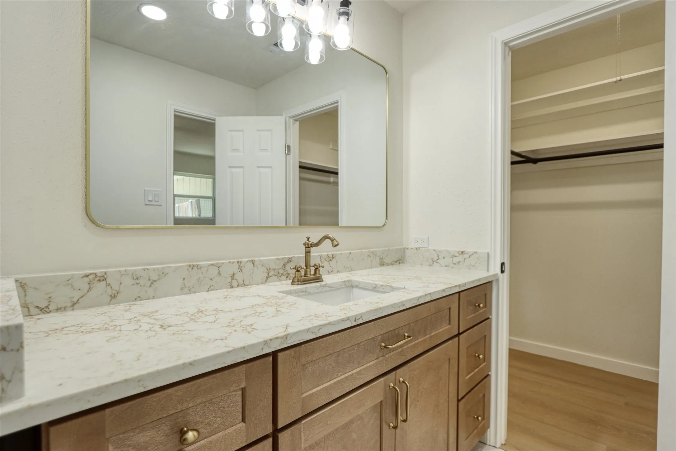 Single Family Residence For Sale in Tarrant County , 729 Oakwood Avenue, Hurst, Texas 76053, 3 Bedroom, 2 Bathroom, 2 Garage spaces, 1,489 Sqft, built in 1964, mls#21411363, Real Estate Agent in Hurst, Homes For Sale in Tarrant county, Homes For Sale in Hurst, Realtor in Hurst Texas, Real Estate Brokerage Independent Realty Texas, Luminita Cordes Realtor