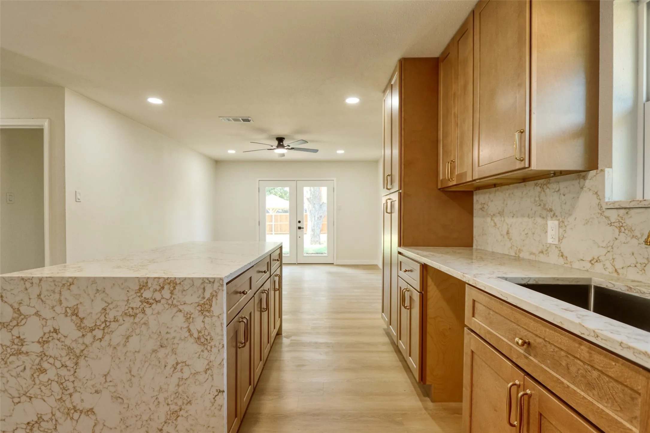 Single Family Residence For Sale in Tarrant County , 729 Oakwood Avenue, Hurst, Texas 76053, 3 Bedroom, 2 Bathroom, 2 Garage spaces, 1,489 Sqft, built in 1964, mls#21411363, Real Estate Agent in Hurst, Homes For Sale in Tarrant county, Homes For Sale in Hurst, Realtor in Hurst Texas, Real Estate Brokerage Independent Realty Texas, Luminita Cordes Realtor
