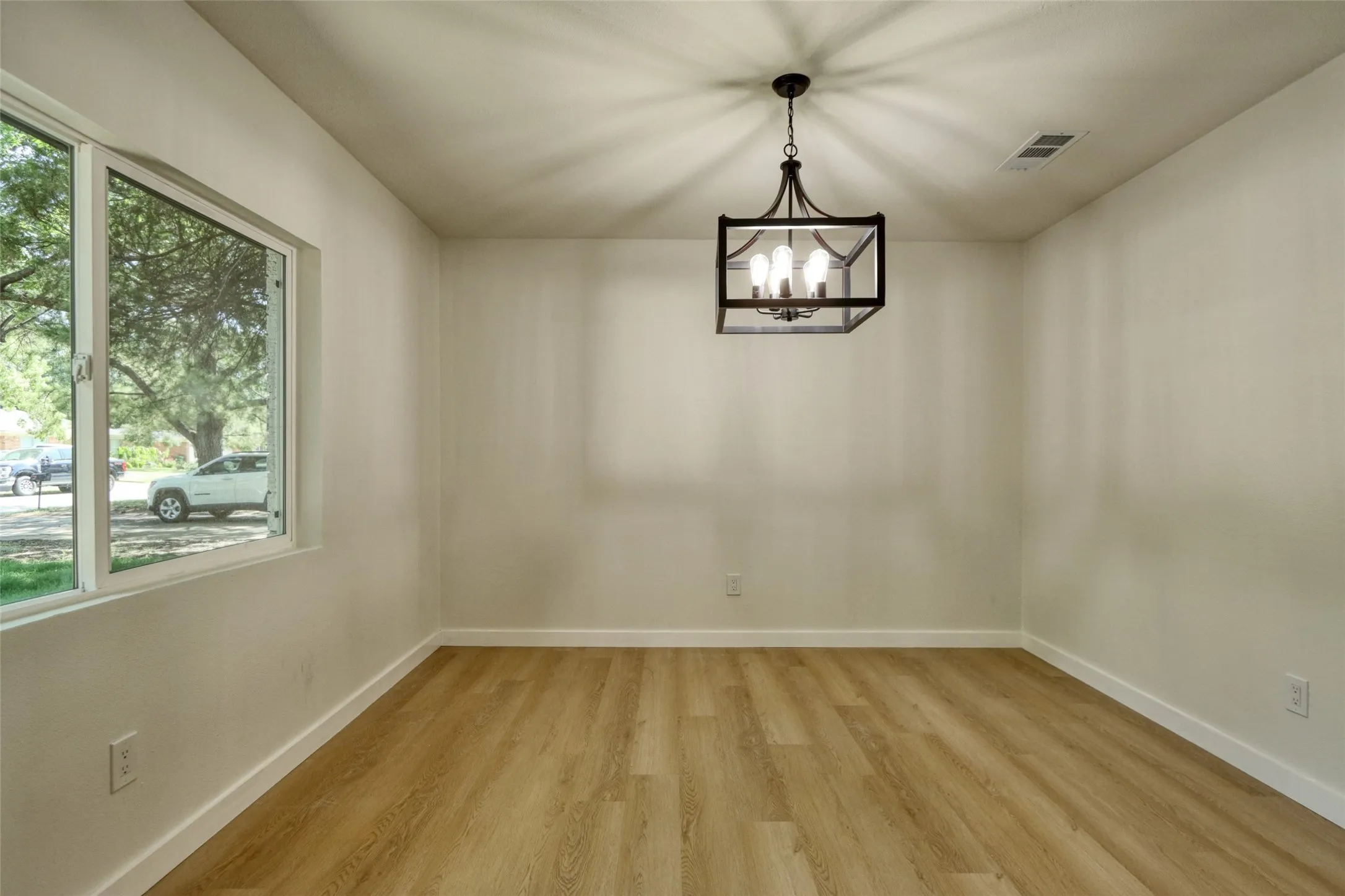 Single Family Residence For Sale in Tarrant County , 729 Oakwood Avenue, Hurst, Texas 76053, 3 Bedroom, 2 Bathroom, 2 Garage spaces, 1,489 Sqft, built in 1964, mls#21411363, Real Estate Agent in Hurst, Homes For Sale in Tarrant county, Homes For Sale in Hurst, Realtor in Hurst Texas, Real Estate Brokerage Independent Realty Texas, Luminita Cordes Realtor