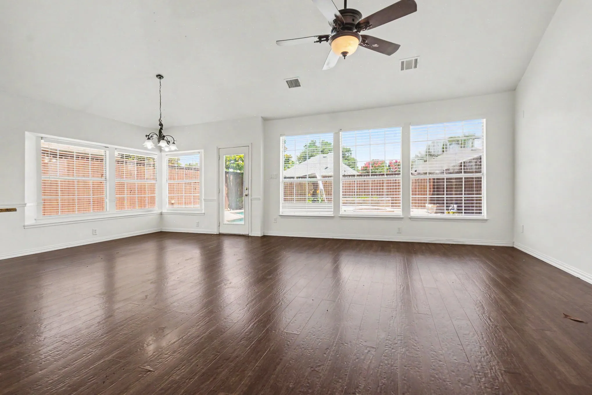 Single Family Residence For Sale in Collin County , 2221 Pittner Lane, Plano, Texas 75025, 4 Bedroom, 3 Bathroom, 1 Garage spaces, 2,800 Sqft, built in 1994, mls#21411367, Real Estate Agent in Plano, Homes For Sale in Collin county, Homes For Sale in Plano, Realtor in Plano Texas, Real Estate Brokerage Independent Realty Texas, Luminita Cordes Realtor
