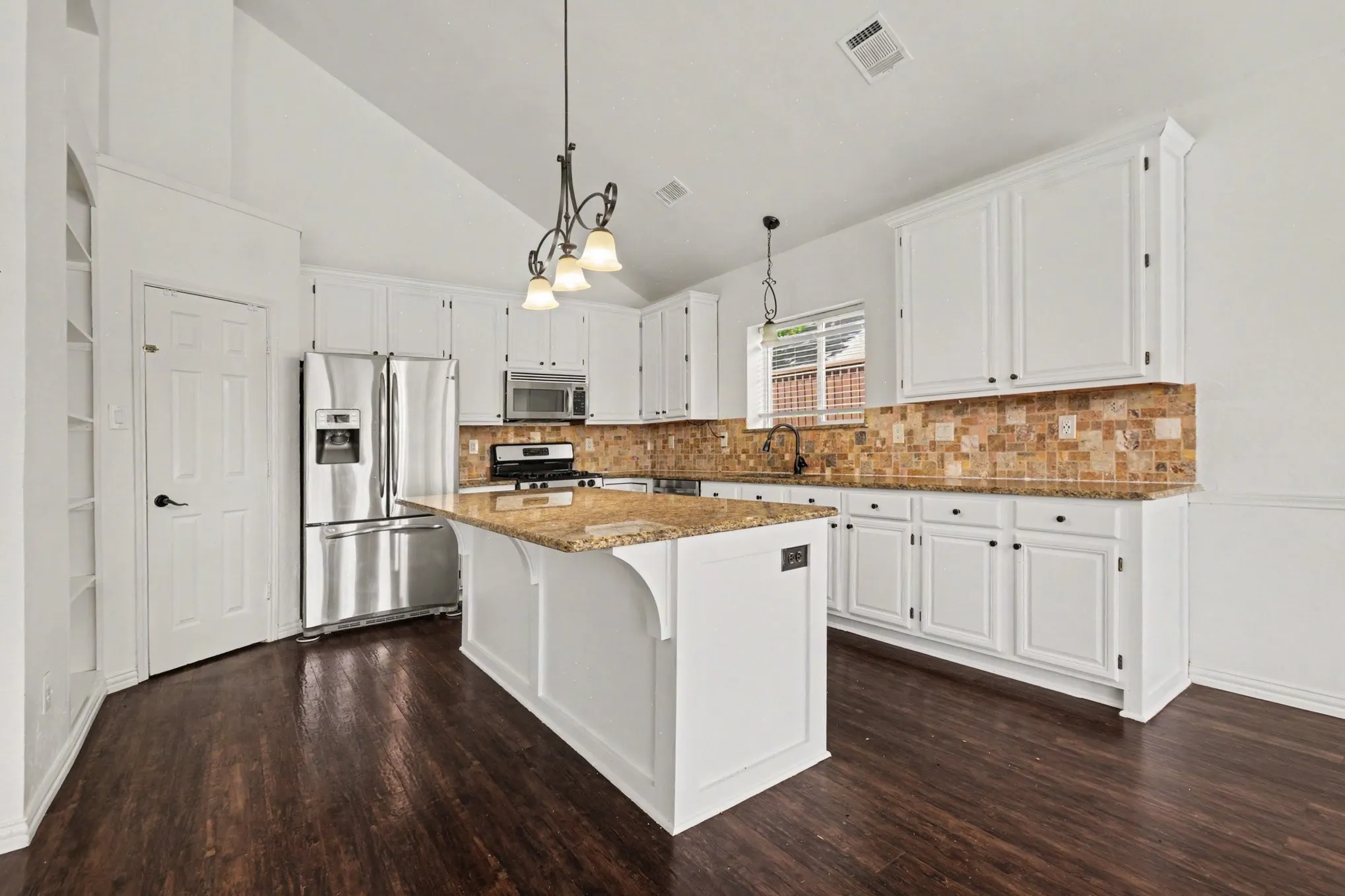Single Family Residence For Sale in Collin County , 2221 Pittner Lane, Plano, Texas 75025, 4 Bedroom, 3 Bathroom, 1 Garage spaces, 2,800 Sqft, built in 1994, mls#21411367, Real Estate Agent in Plano, Homes For Sale in Collin county, Homes For Sale in Plano, Realtor in Plano Texas, Real Estate Brokerage Independent Realty Texas, Luminita Cordes Realtor