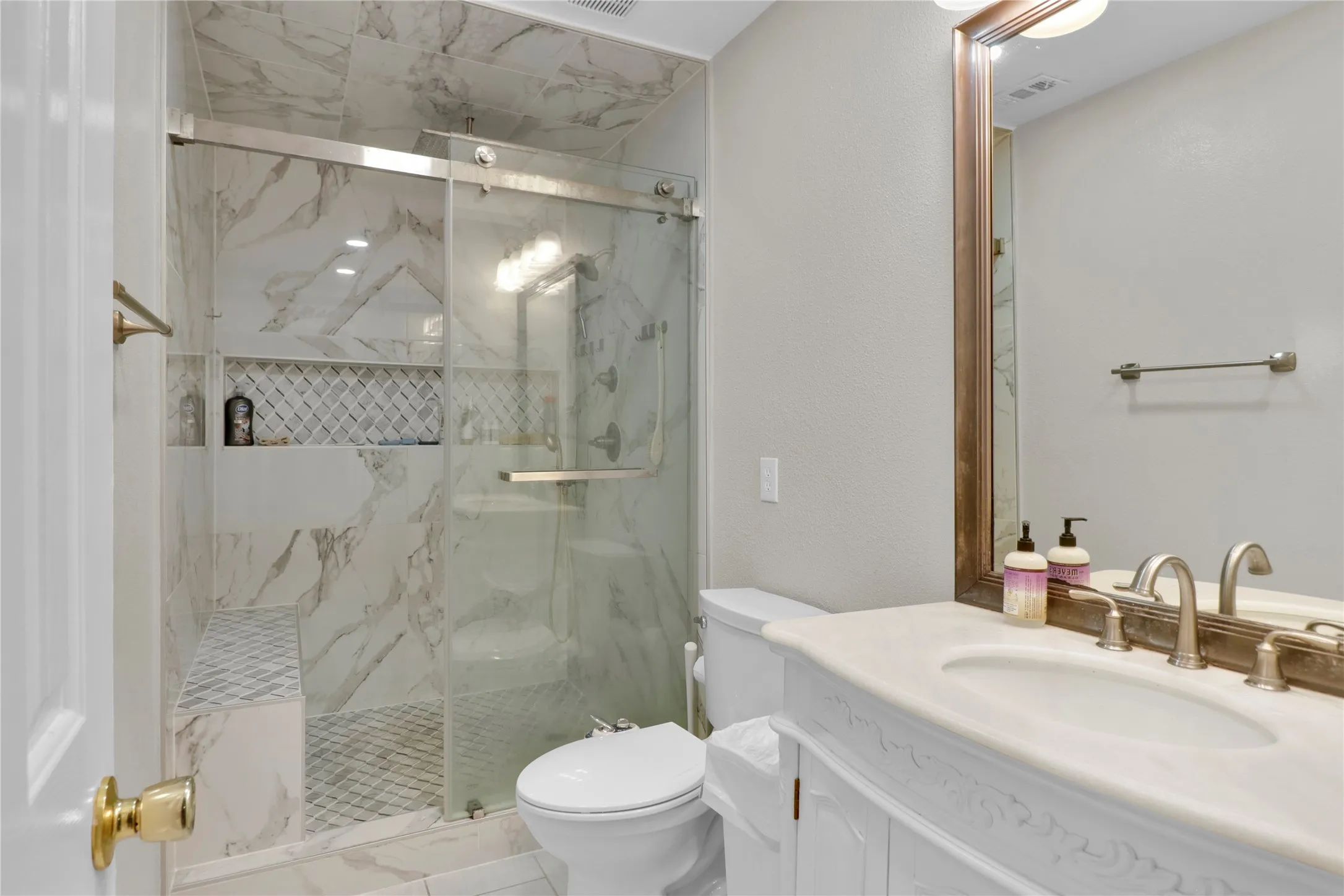 Secondary bathroom.