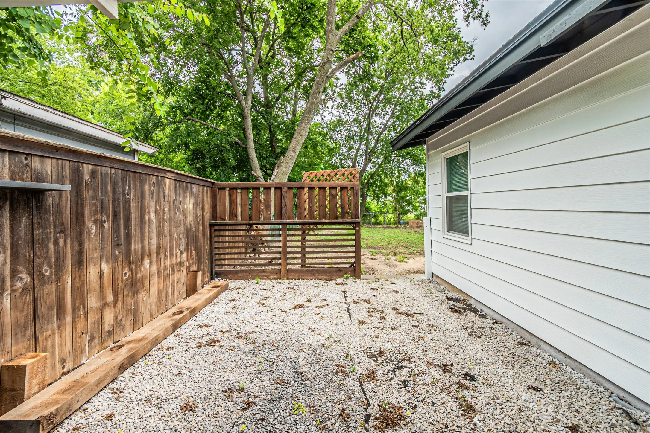 Single Family Residence For Sale in Dallas County , 2510 Bluffton Drive, Dallas, Texas 75228, 4 Bedroom, 2 Bathroom, Garage spaces, 1,200 Sqft, built in 1955, mls#21411338, Real Estate Agent in Dallas, Homes For Sale in Dallas county, Homes For Sale in Dallas, Realtor in Dallas Texas, Real Estate Brokerage Independent Realty Texas, Luminita Cordes Realtor
