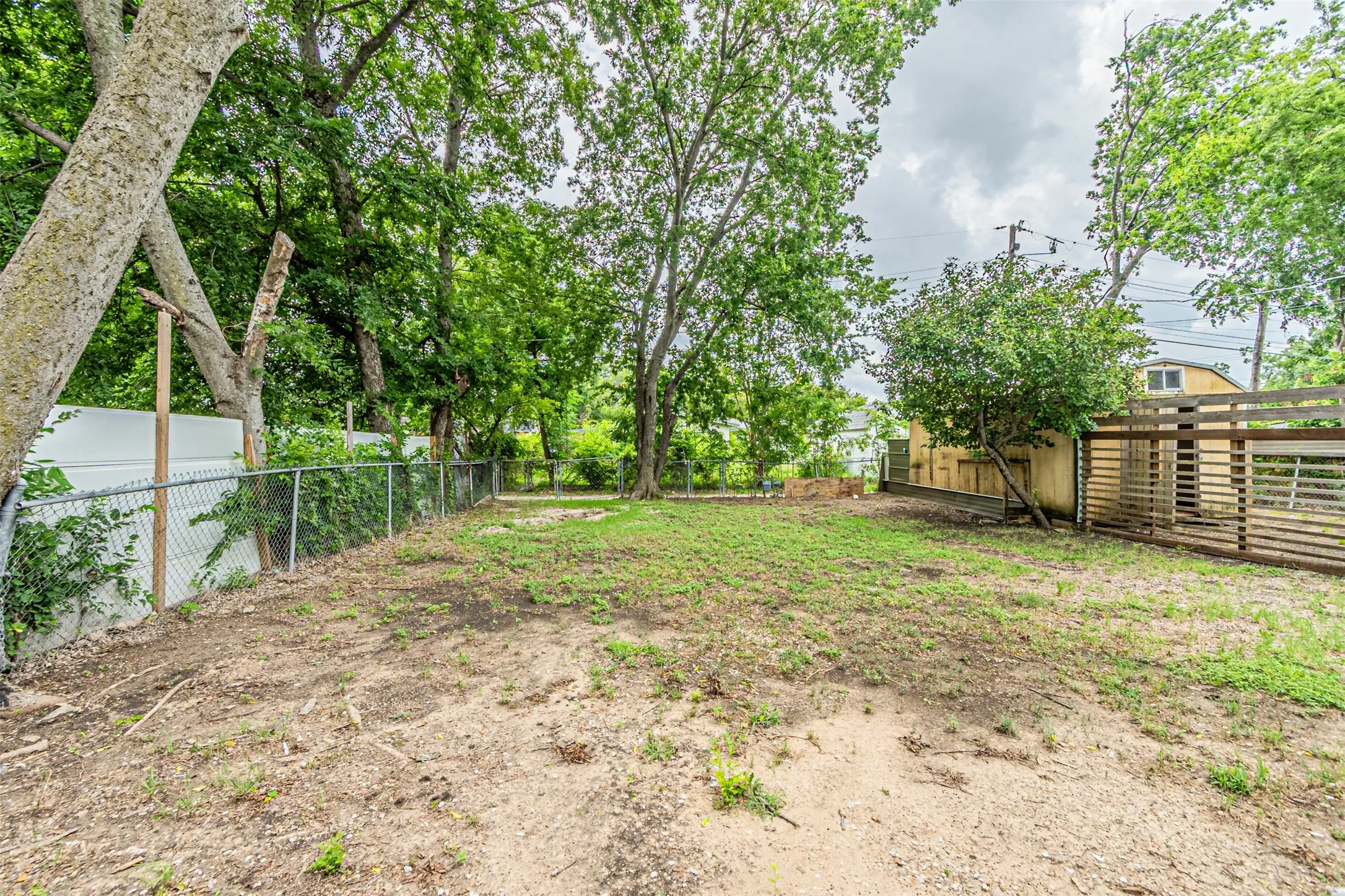 Single Family Residence For Sale in Dallas County , 2510 Bluffton Drive, Dallas, Texas 75228, 4 Bedroom, 2 Bathroom, Garage spaces, 1,200 Sqft, built in 1955, mls#21411338, Real Estate Agent in Dallas, Homes For Sale in Dallas county, Homes For Sale in Dallas, Realtor in Dallas Texas, Real Estate Brokerage Independent Realty Texas, Luminita Cordes Realtor