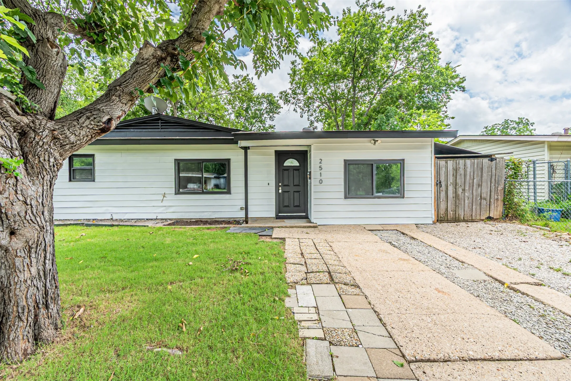 Single Family Residence For Sale in Dallas County , 2510 Bluffton Drive, Dallas, Texas 75228, 4 Bedroom, 2 Bathroom, Garage spaces, 1,200 Sqft, built in 1955, mls#21411338, Real Estate Agent in Dallas, Homes For Sale in Dallas county, Homes For Sale in Dallas, Realtor in Dallas Texas, Real Estate Brokerage Independent Realty Texas, Luminita Cordes Realtor