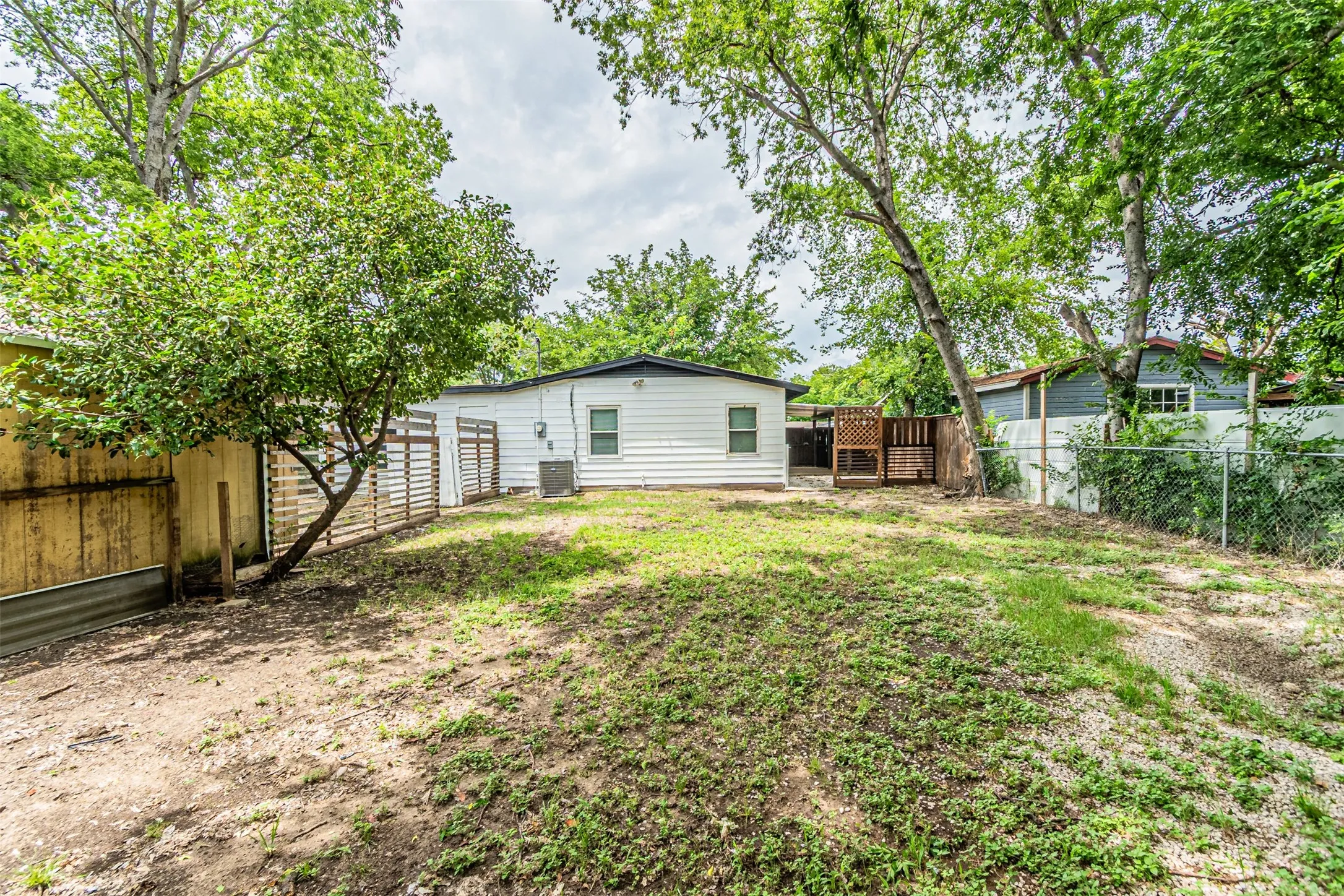 Single Family Residence For Sale in Dallas County , 2510 Bluffton Drive, Dallas, Texas 75228, 4 Bedroom, 2 Bathroom, Garage spaces, 1,200 Sqft, built in 1955, mls#21411338, Real Estate Agent in Dallas, Homes For Sale in Dallas county, Homes For Sale in Dallas, Realtor in Dallas Texas, Real Estate Brokerage Independent Realty Texas, Luminita Cordes Realtor