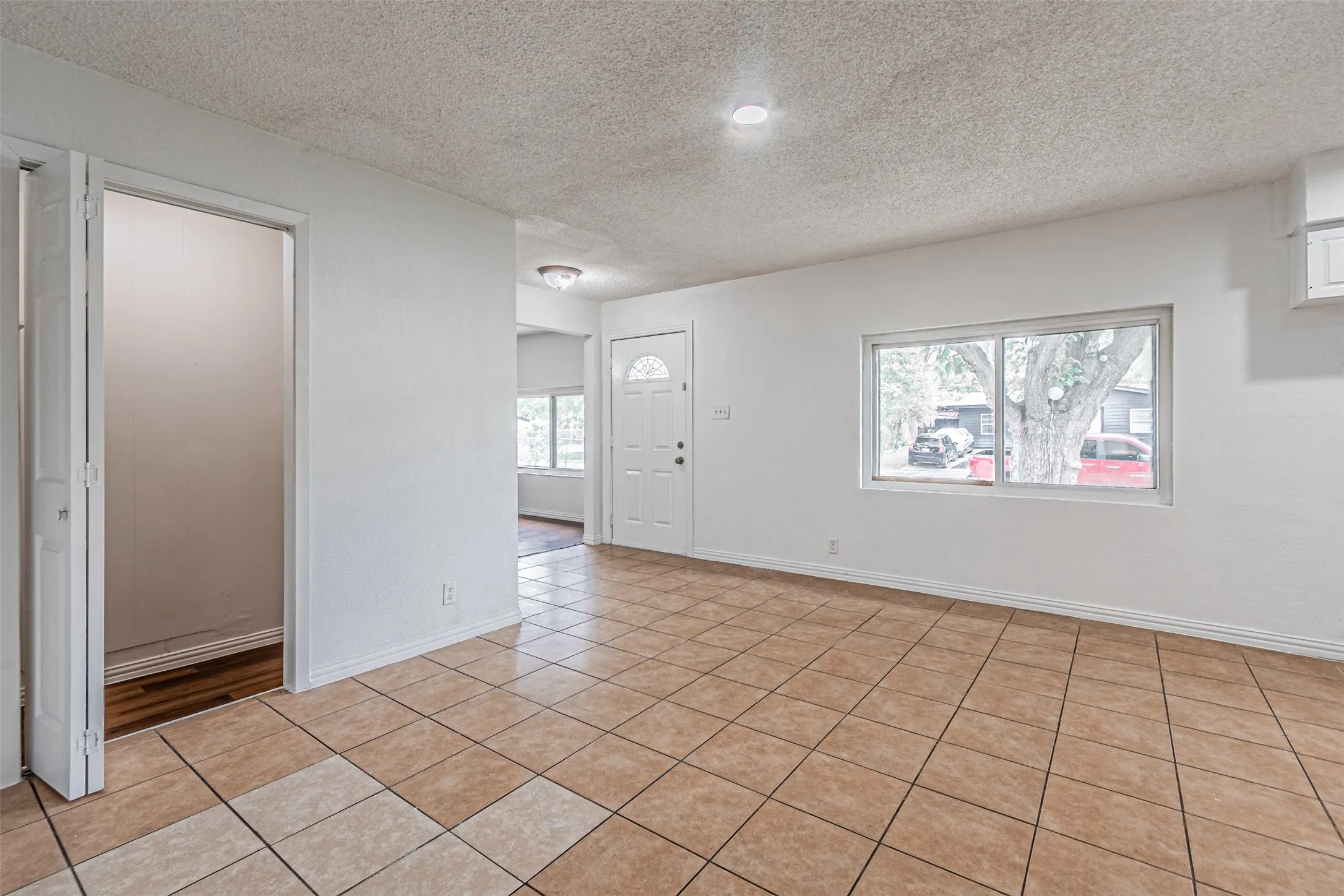 Single Family Residence For Sale in Dallas County , 2510 Bluffton Drive, Dallas, Texas 75228, 4 Bedroom, 2 Bathroom, Garage spaces, 1,200 Sqft, built in 1955, mls#21411338, Real Estate Agent in Dallas, Homes For Sale in Dallas county, Homes For Sale in Dallas, Realtor in Dallas Texas, Real Estate Brokerage Independent Realty Texas, Luminita Cordes Realtor